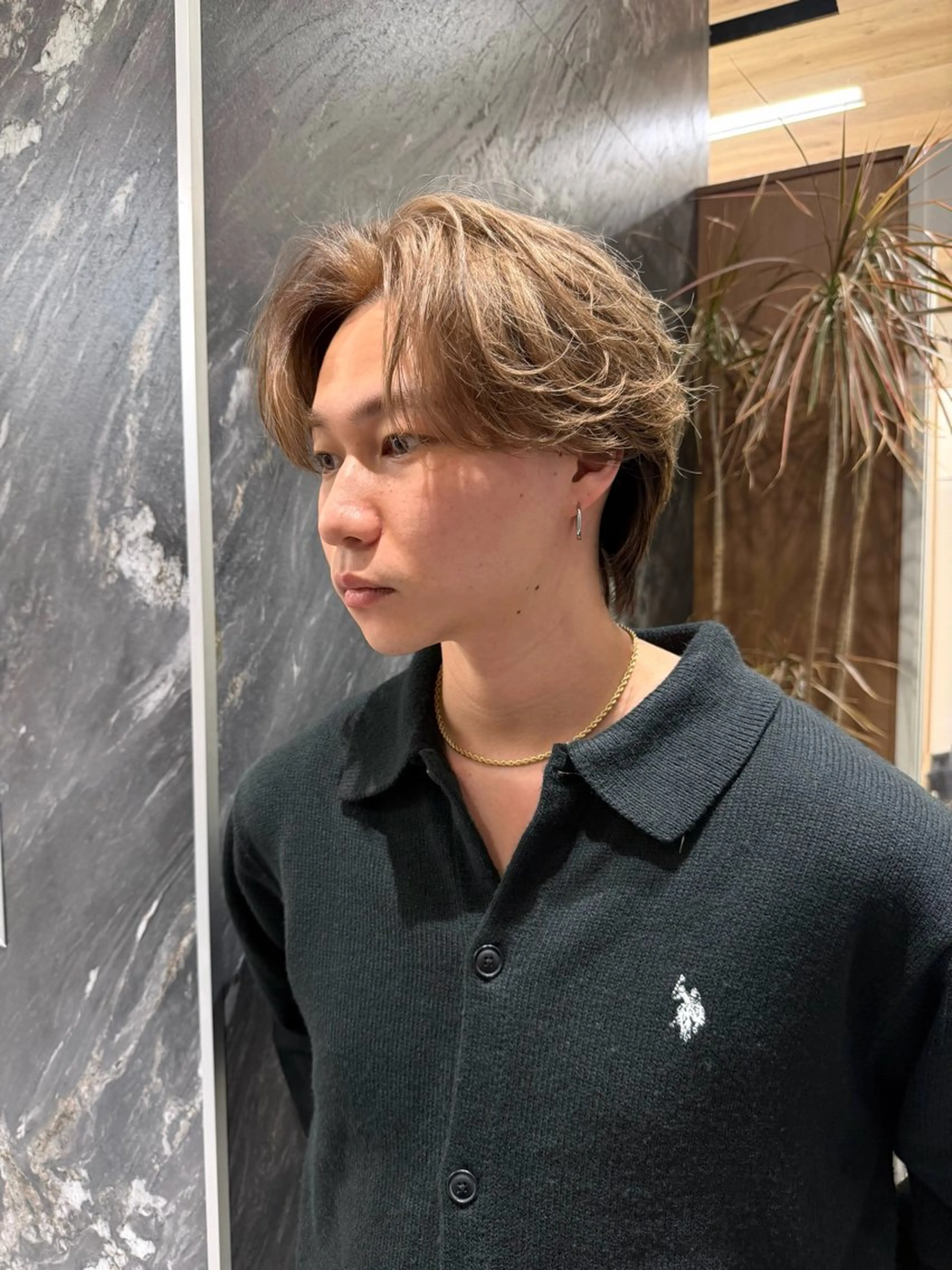 ミディアム カラー メンズ メンズブリーチ センターパート メンズ韓国風 ベージュカラー ブリーチ カット ヘアカラー トリートメント 💈原宿指名No.1 センターパート💈のヘアスタイル