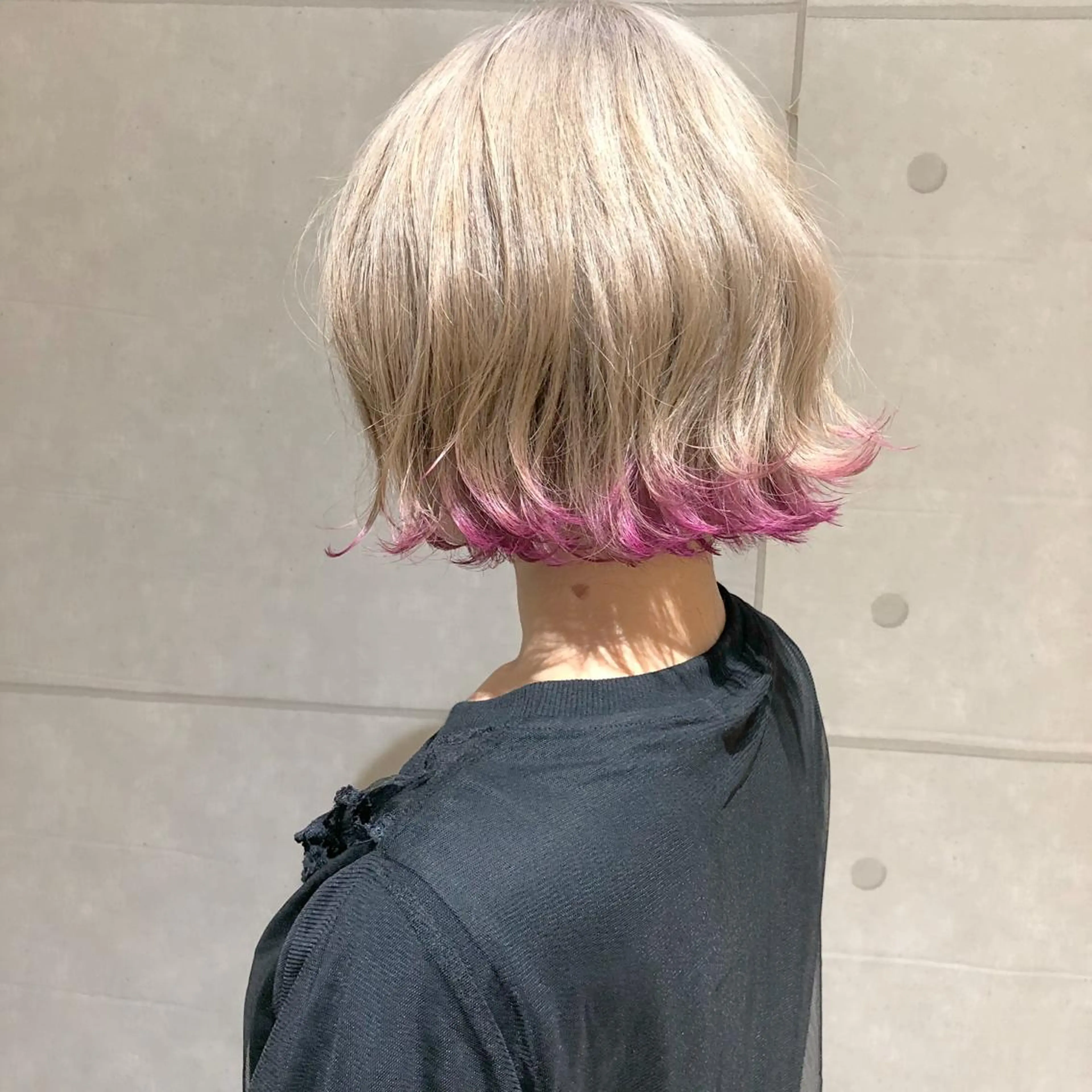 ミディアム カラー パーマ ヘアアレンジ ネイル マツエク・マツパ ブロンド ピンクカラー カラーマツエク ボブ ピンク ヘアカラー ハイトーン特化🤍 浦住のヘアスタイル