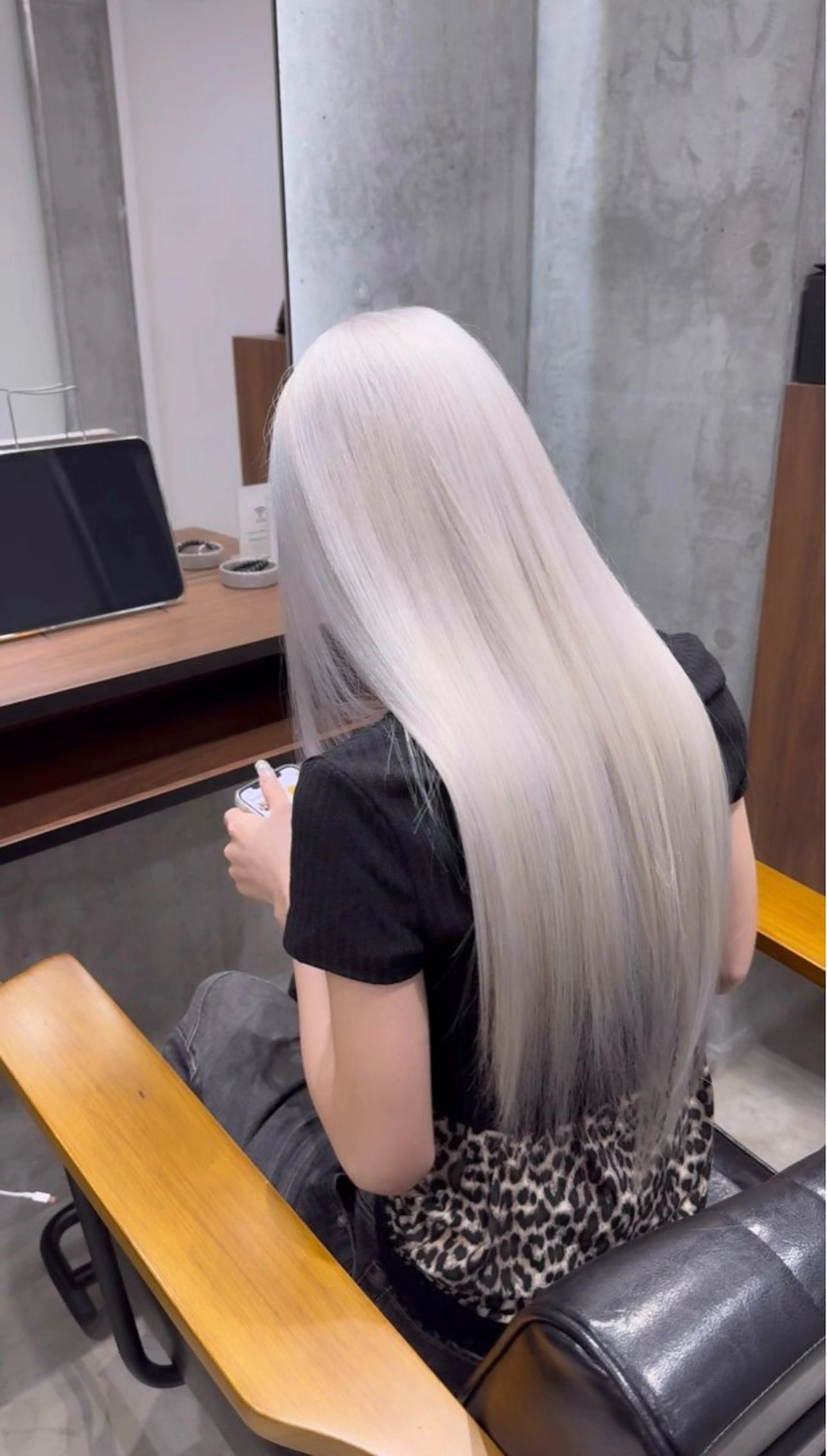 ロング カラー ブリーチ ヘアカラー トリートメント ホワイトブロンド RIKUTOのヘアスタイル
