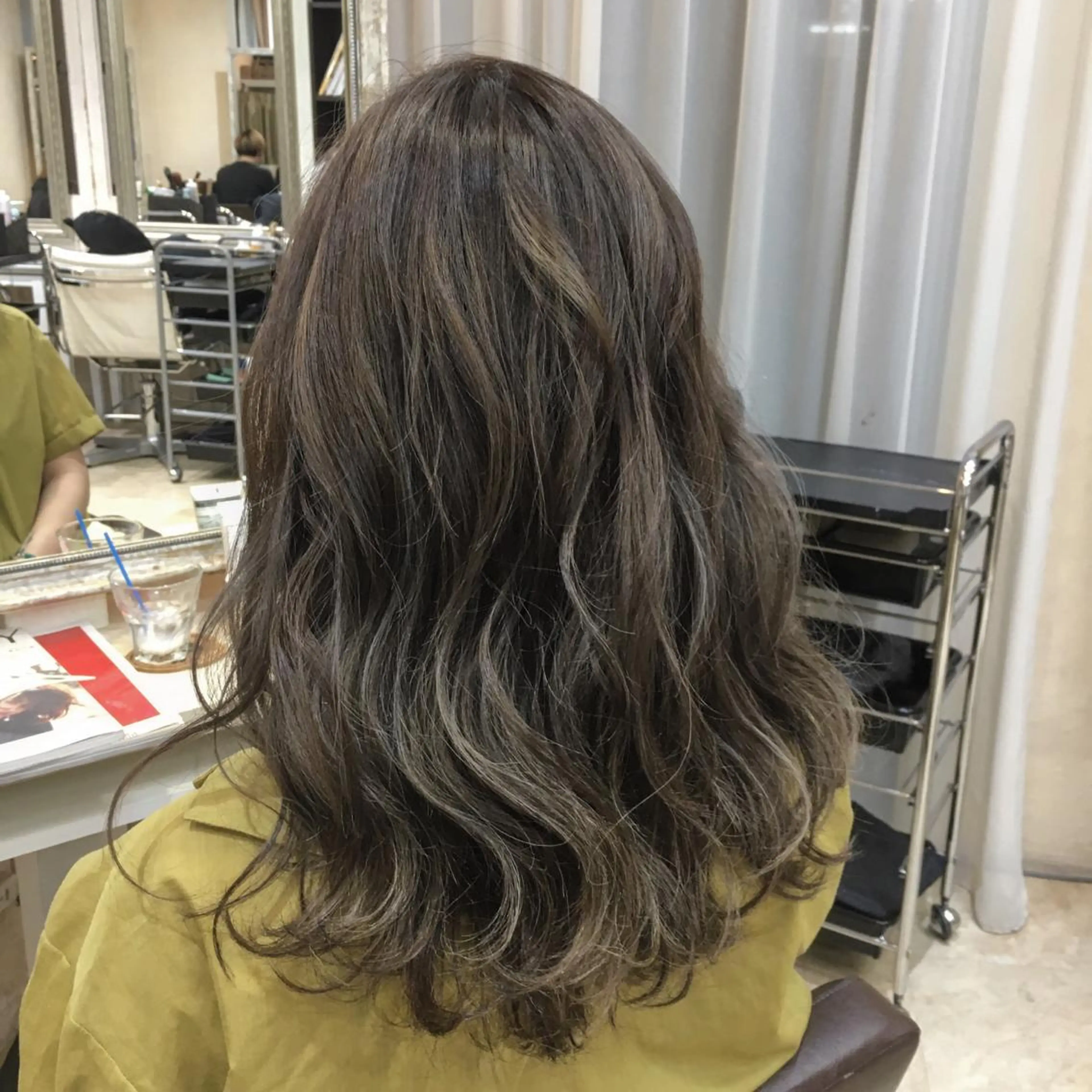 ミディアム カラー パーマ ヘアアレンジ メンズ キッズ ネイル マツエク・マツパ センターパート マッシュ アッシュ グラデーションカラー ナチュラル 角床直哉 カラーカットNO 1のヘアスタイル