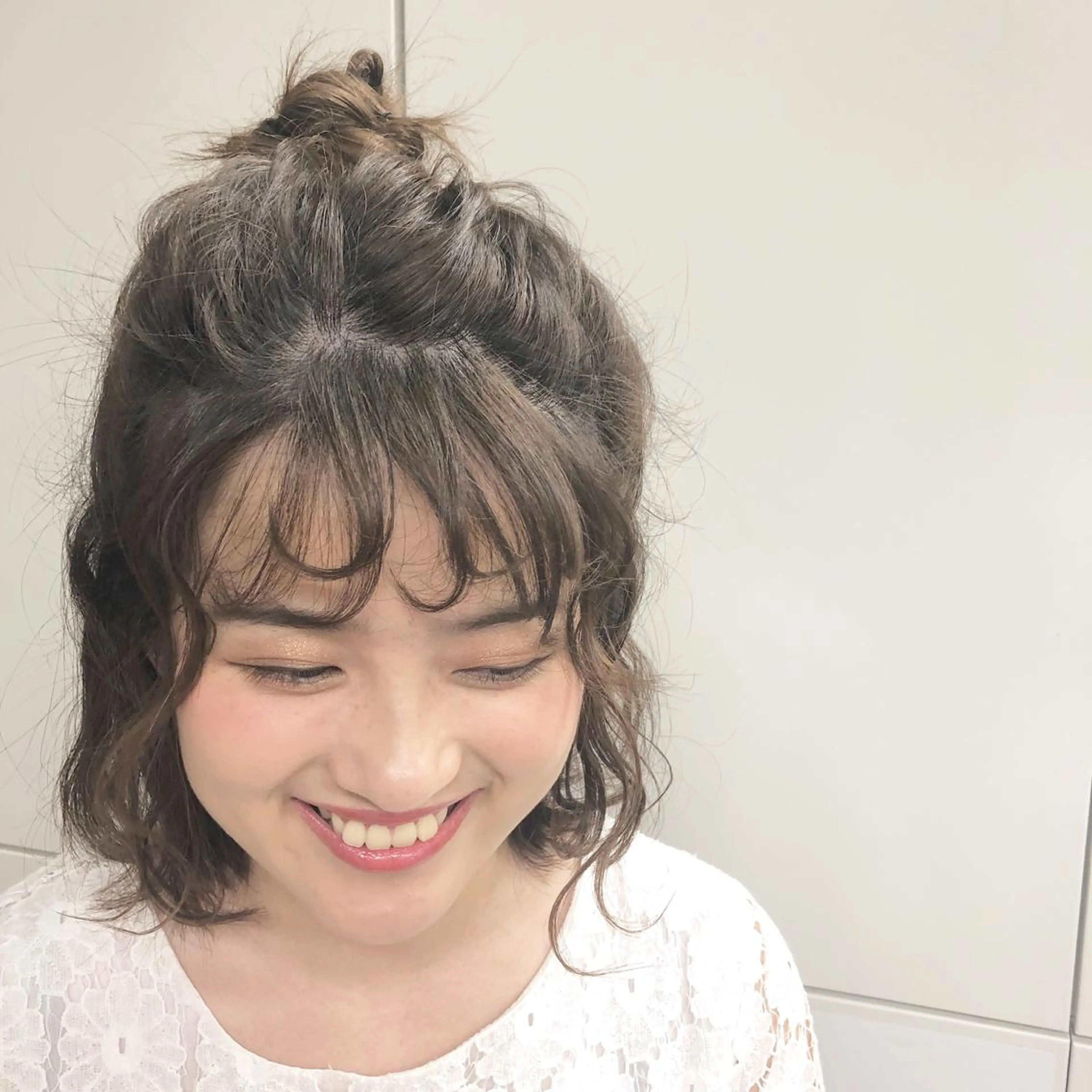 ミディアム ヘアアレンジ ハーフアップ レイヤーカット✖️ 柔らかベージュカラーのヘアスタイル