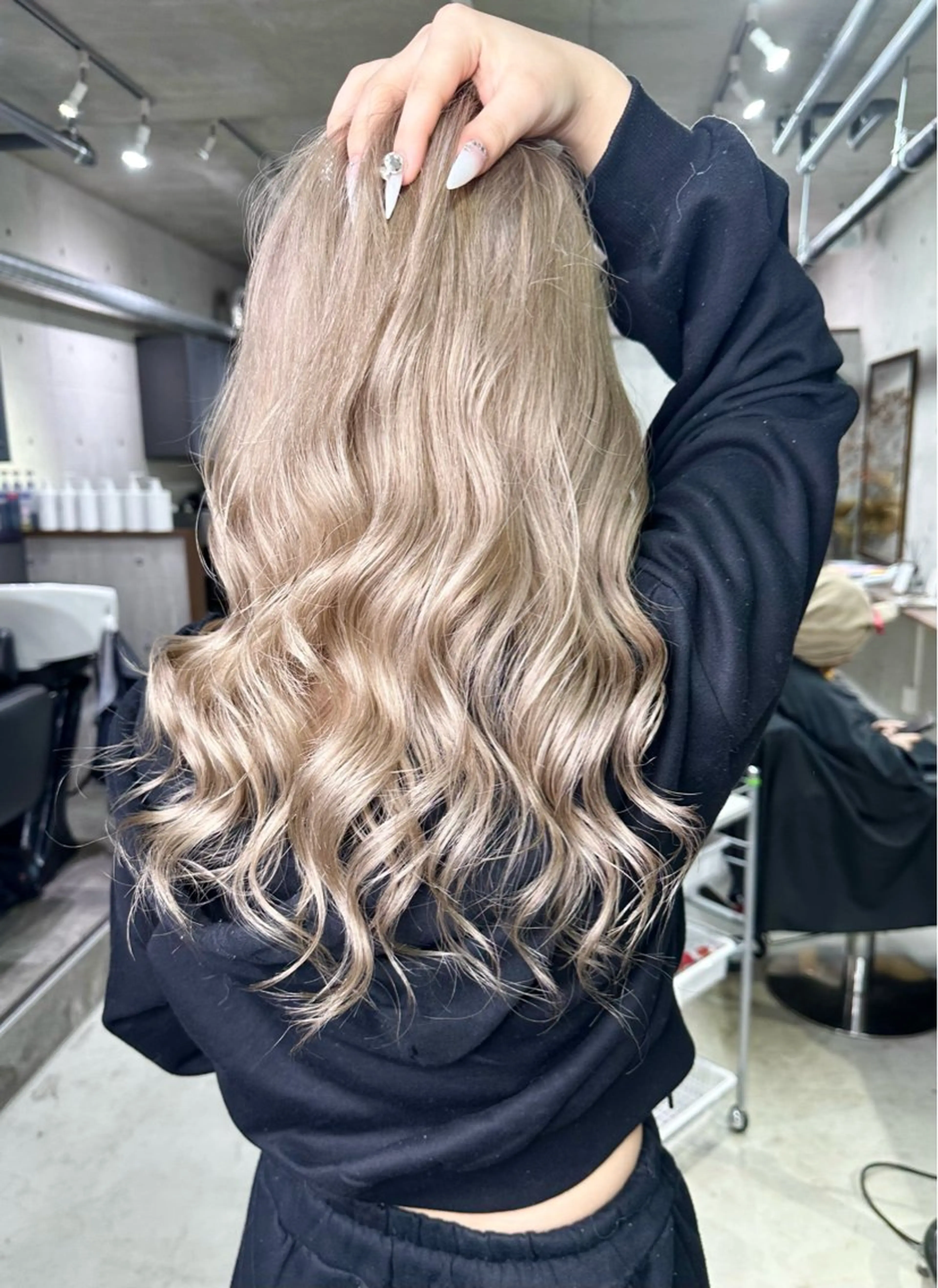 ロング カラー ベージュカラー ブリーチ ホワイトベージュ ヘアカラー トリートメント かずくん🦩名古屋 ハイトーン/レイヤーのヘアスタイル
