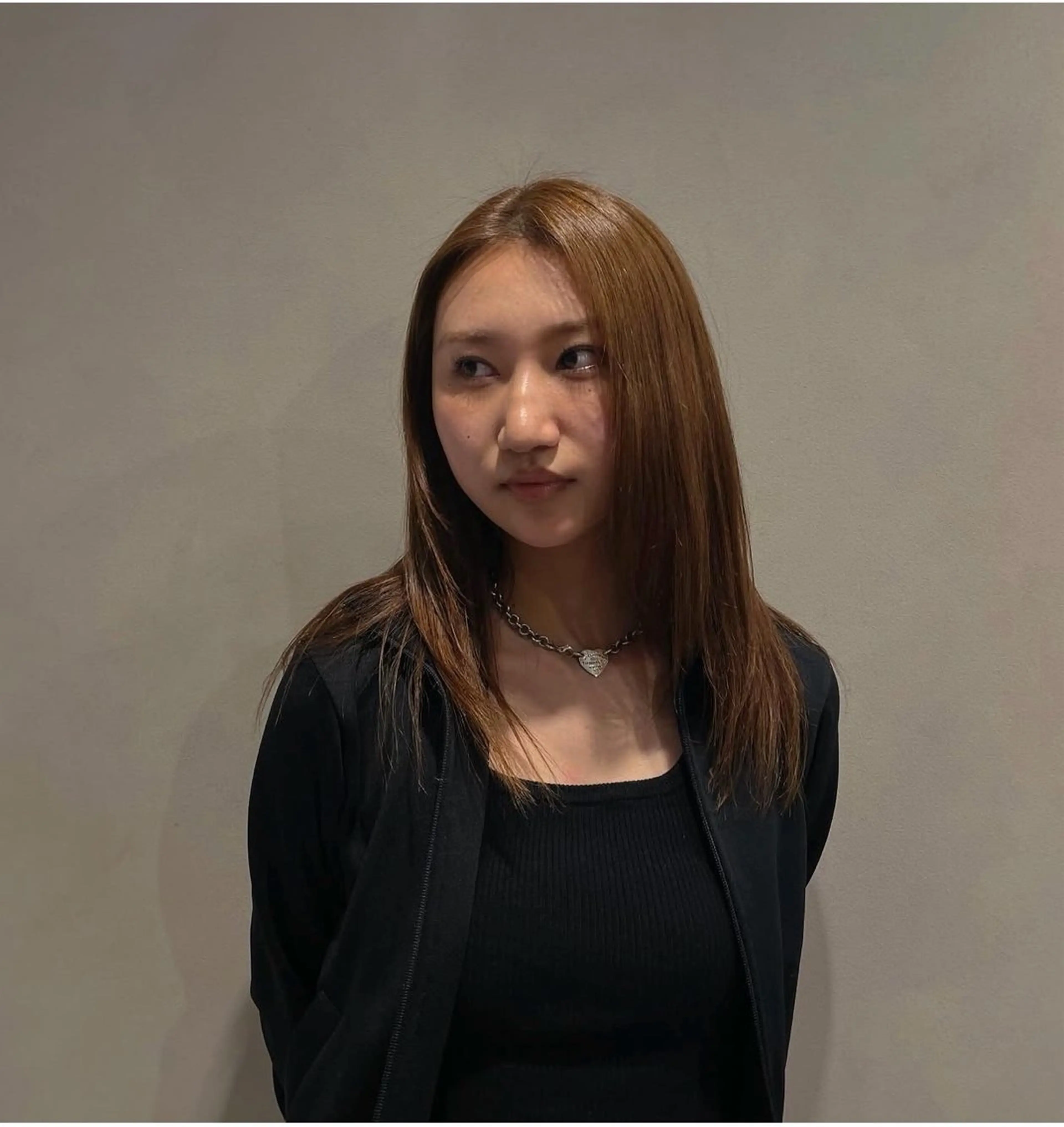 セミロング TERU ADACHIのヘアスタイル