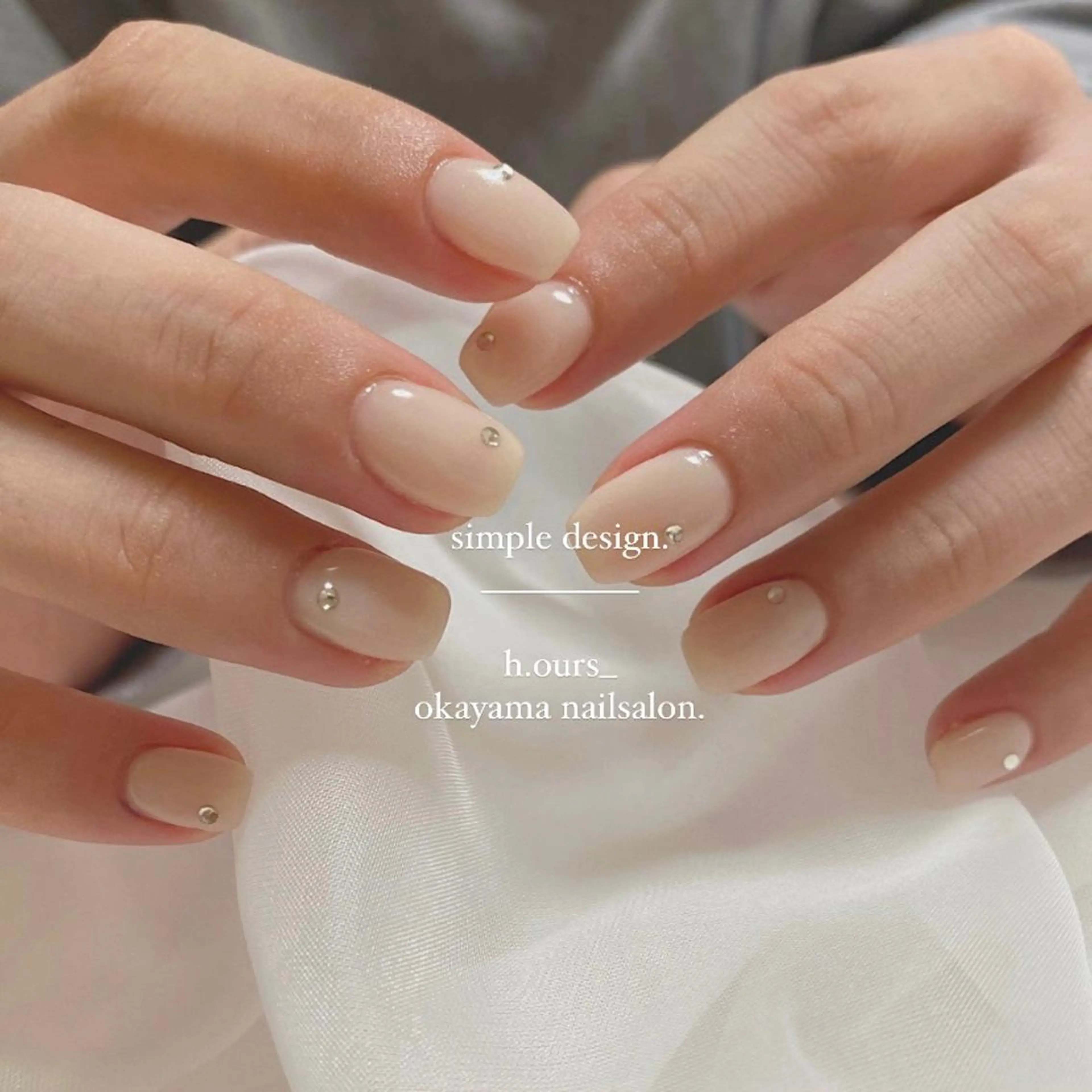 ネイル オフィスネイル ワンカラーネイル シンプルネイル ストーンネイル h.ours _のネイルデザイン