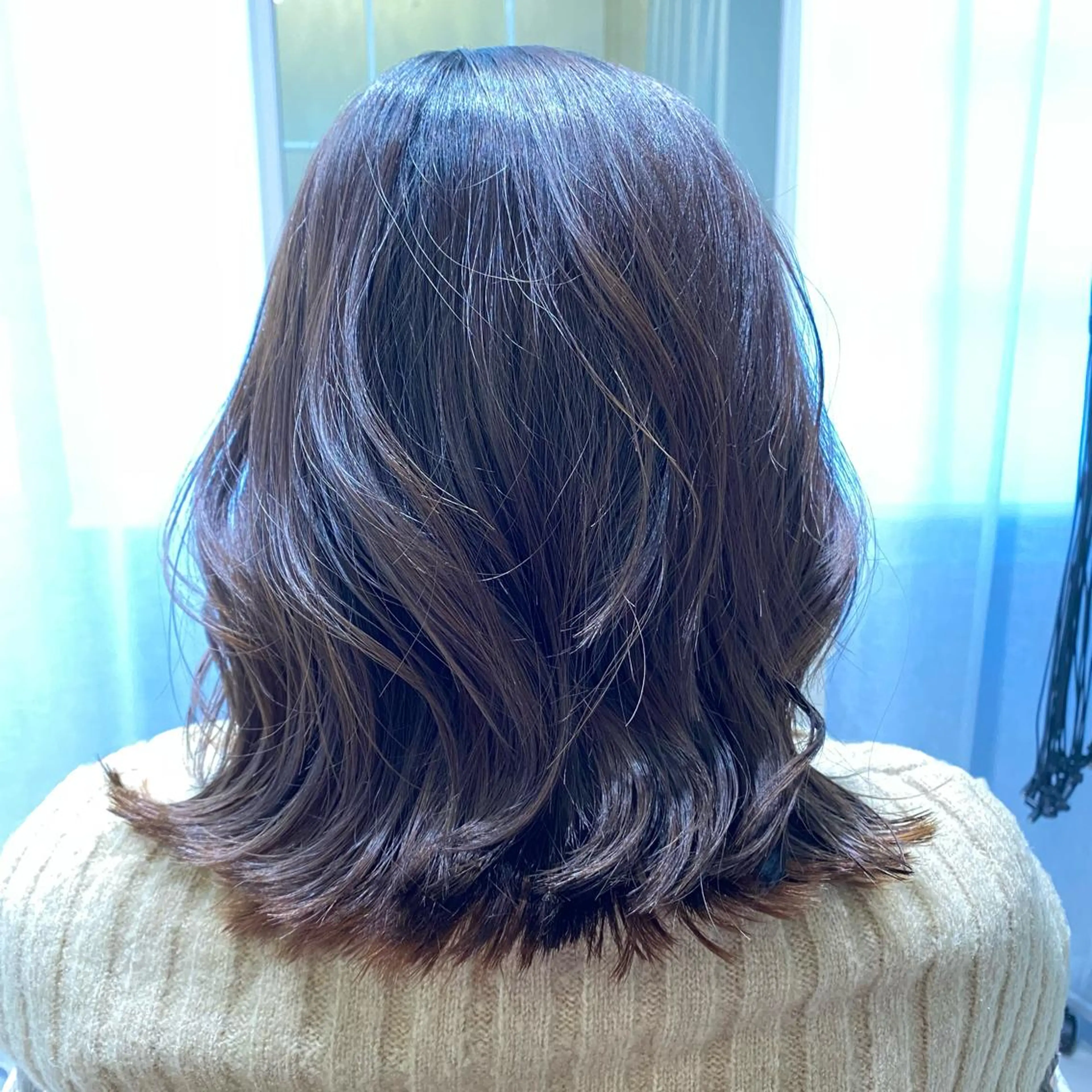 ミディアム レイヤーカット 外ハネヘア 大久保 優香のヘアスタイル