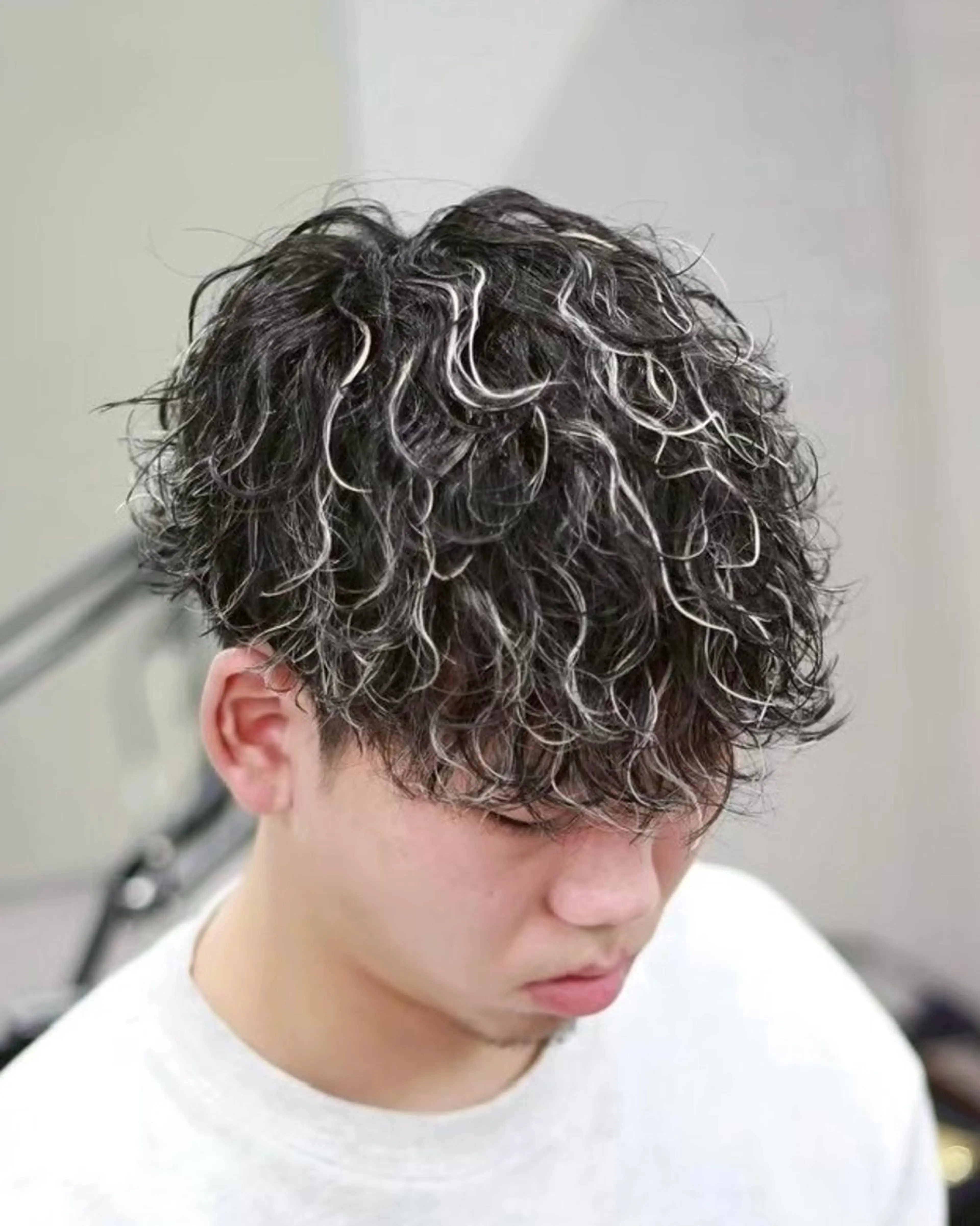 ショート カラー メンズ フェードカット メンズハイライト メンズメッシュ メンズパーマ スペインカール SLASHメンズ専門 山口孔聖のヘアスタイル