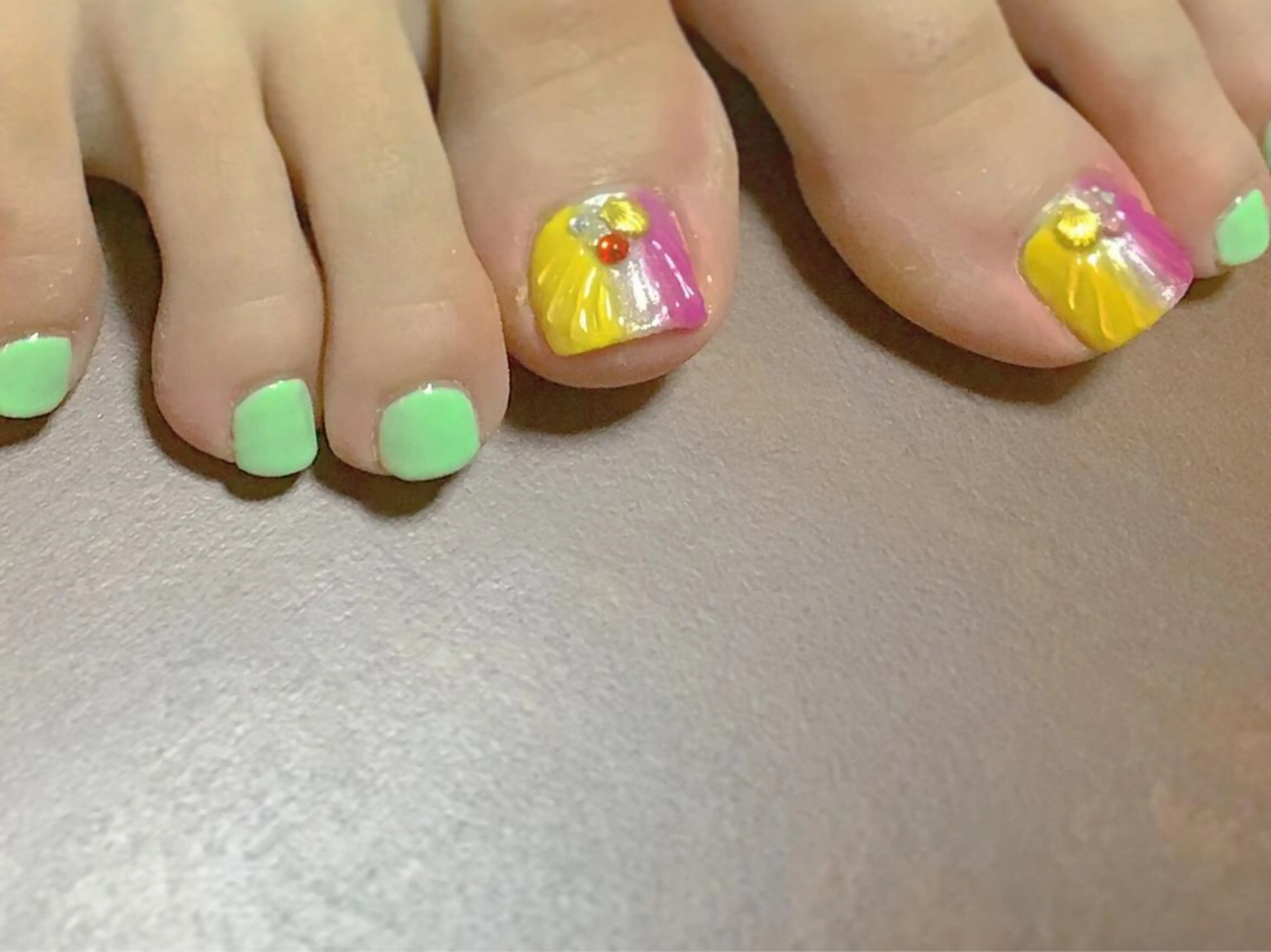 ネイル アートネイル グリーン 黄色 フットネイル gui amichanのネイルデザイン