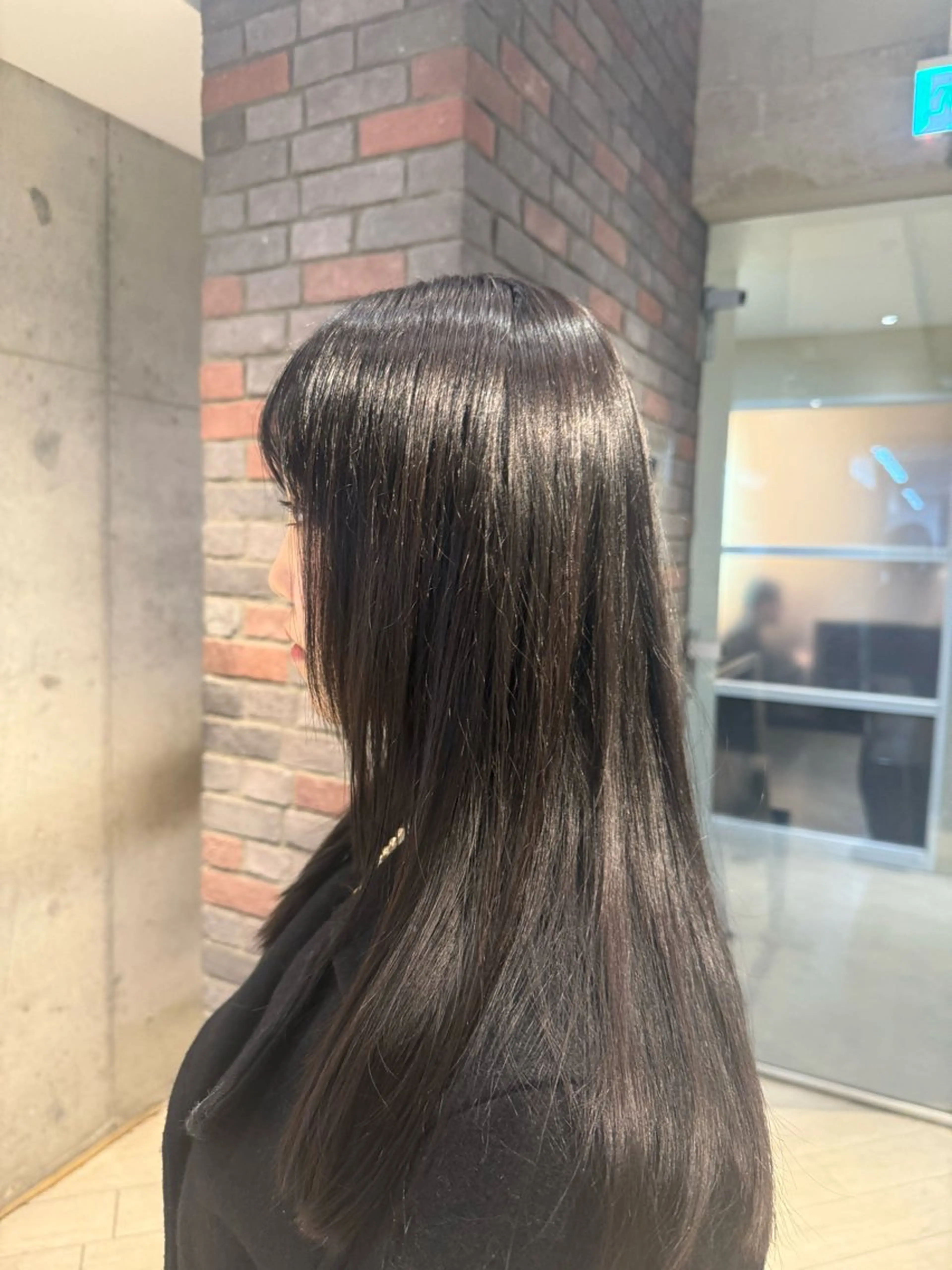 セミロング カラー 黒髪 ブラウンカラー ヘアカラー トリートメント 栗原 莉玖のヘアスタイル