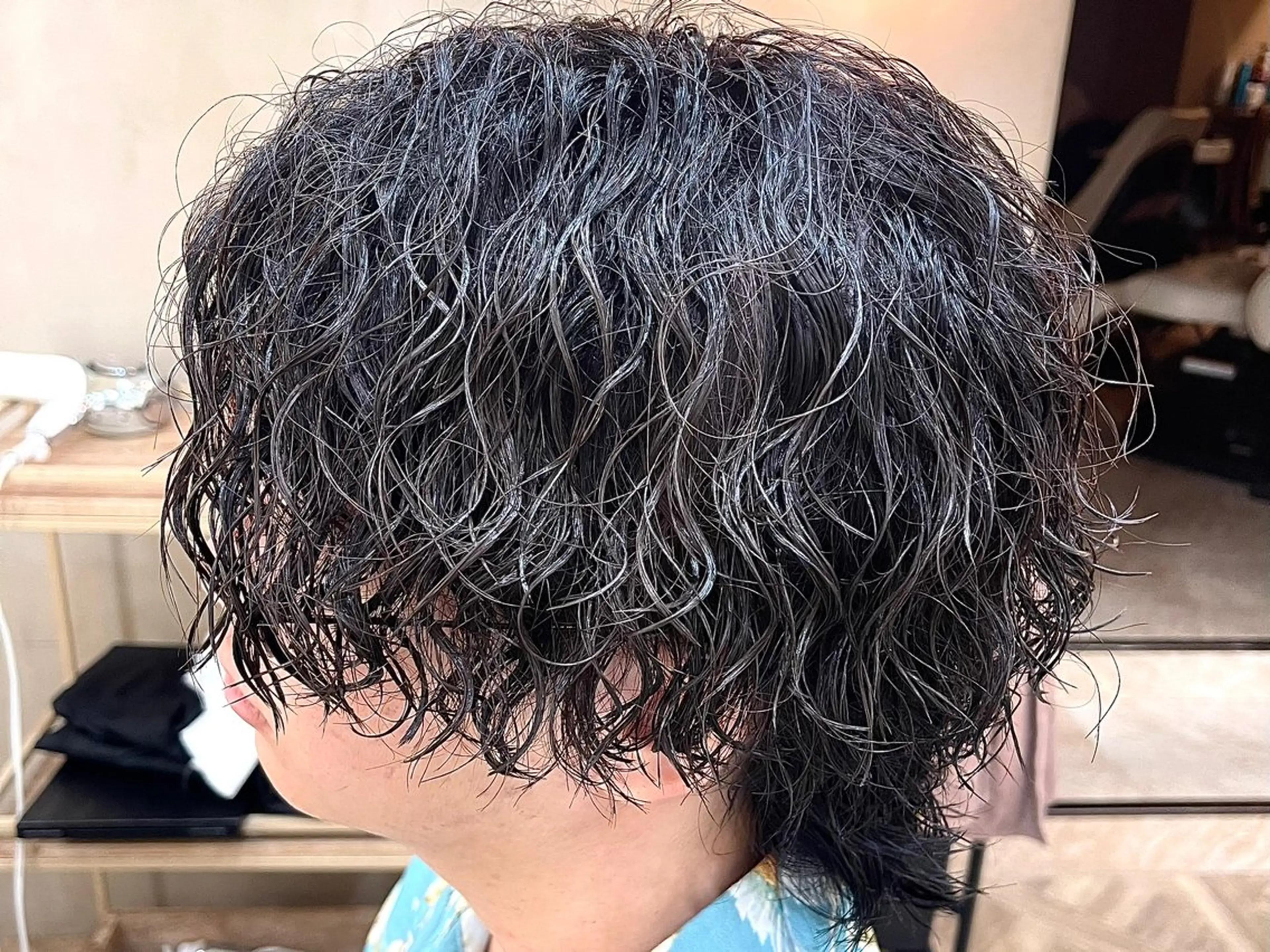 パーマ メンズ MEN‘S HAIR BLEACHi塩釜口所属・市原亮/塩釜口/ ツイスパ/波巻きのヘアスタイル