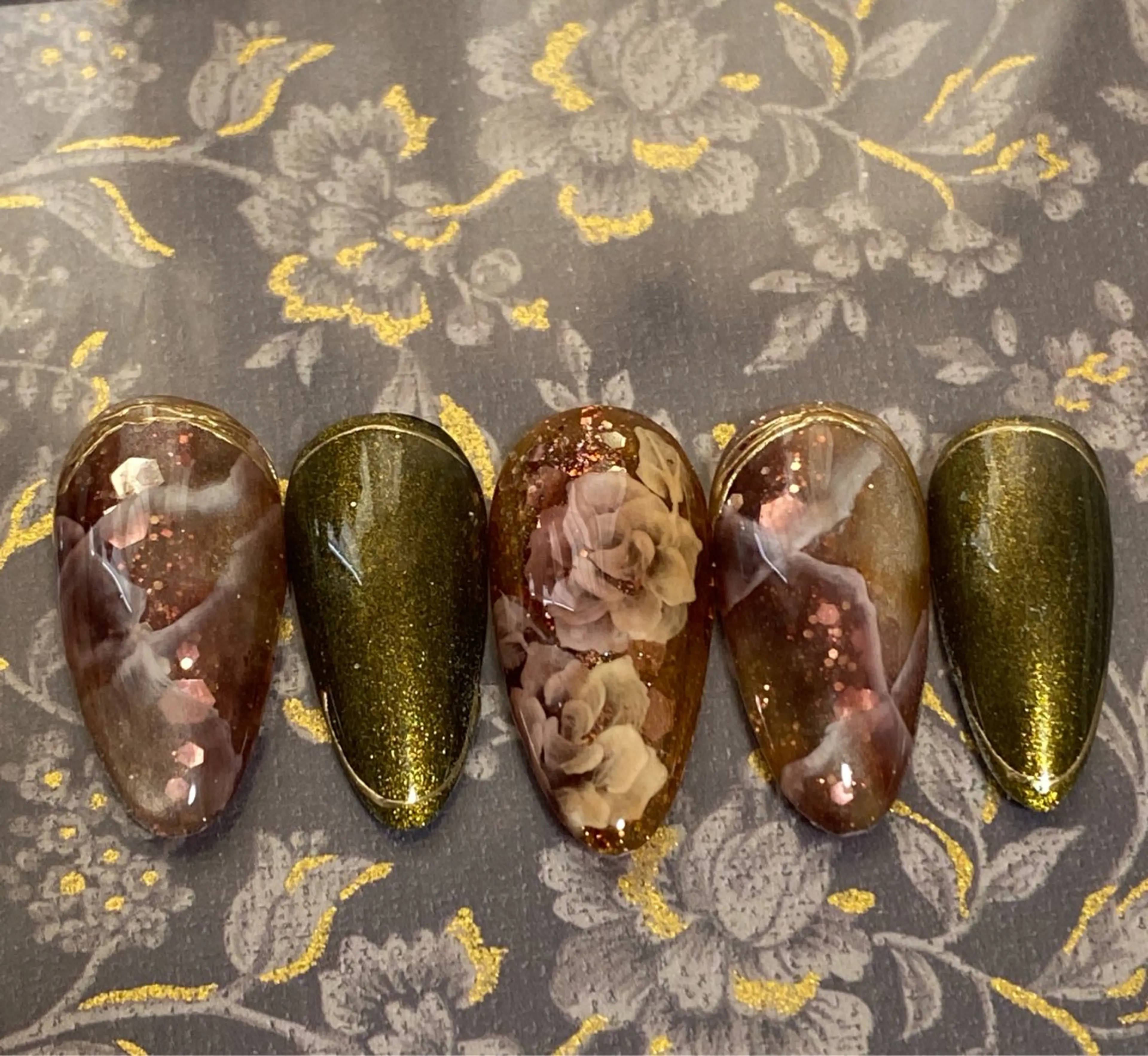 ネイル べっ甲ネイル ラメ(グリッター) マグネットネイル 赤色 自宅ネイルサロン ♦️nuance♦️のネイルデザイン