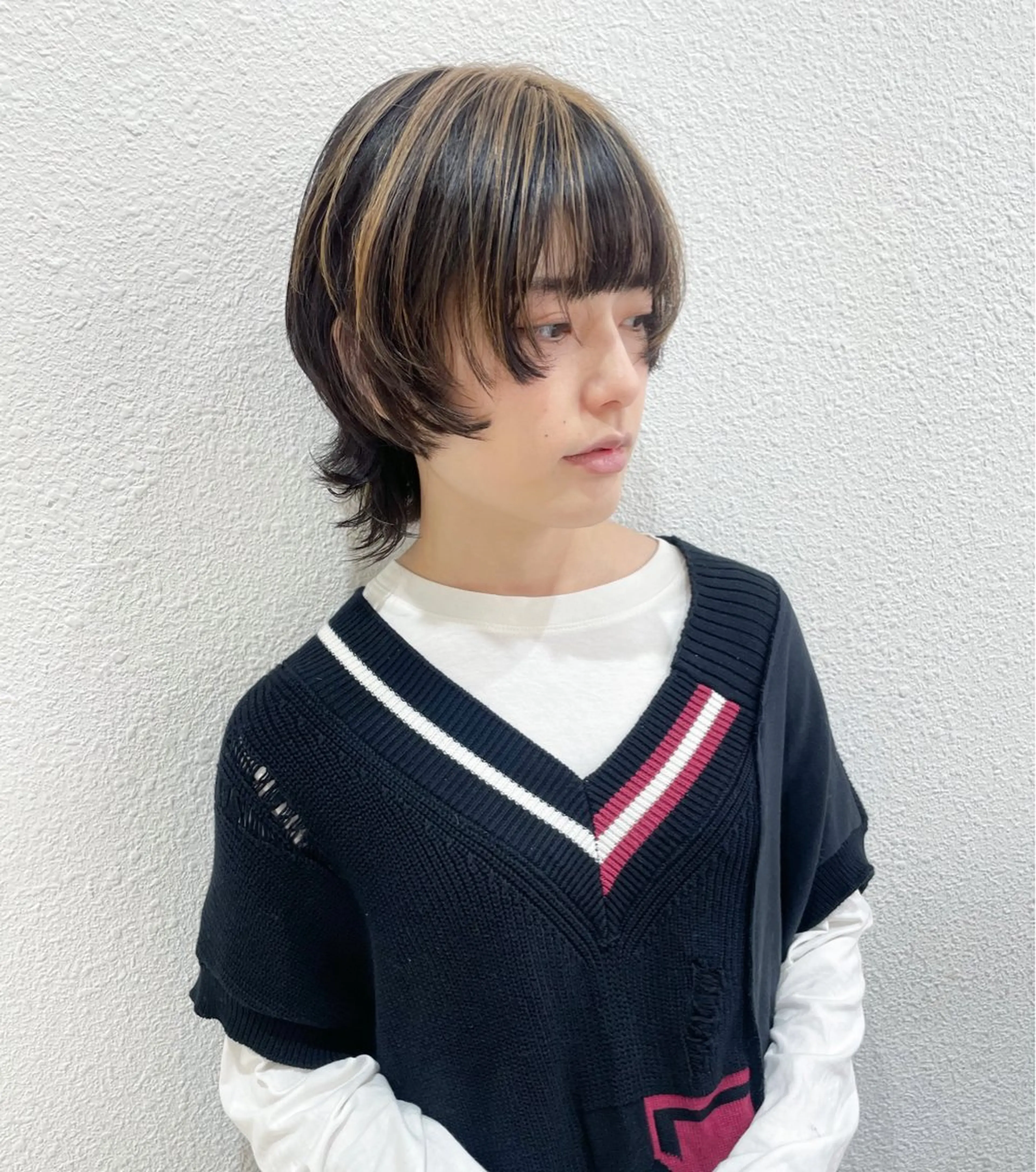 ミディアム カラー ハイライトカラー 顔まわりレイヤー ハイライト レイヤーカット ウルフカット ハイトーン/レイヤー /ケアブリーチ石川治のヘアスタイル