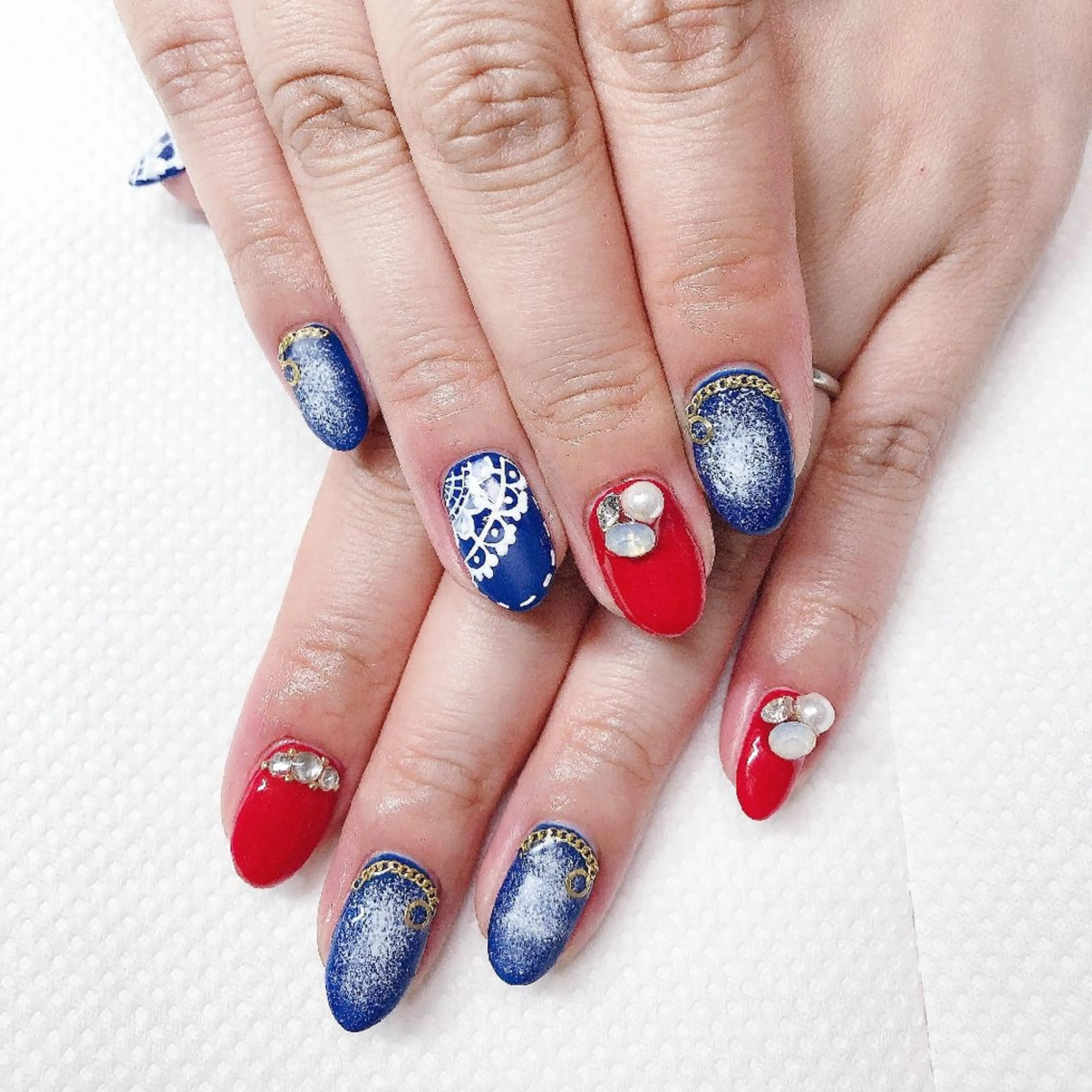 セミロング ネイル アートネイル ブルー 赤色 ☺︎山部 志麻☺︎のネイルデザイン