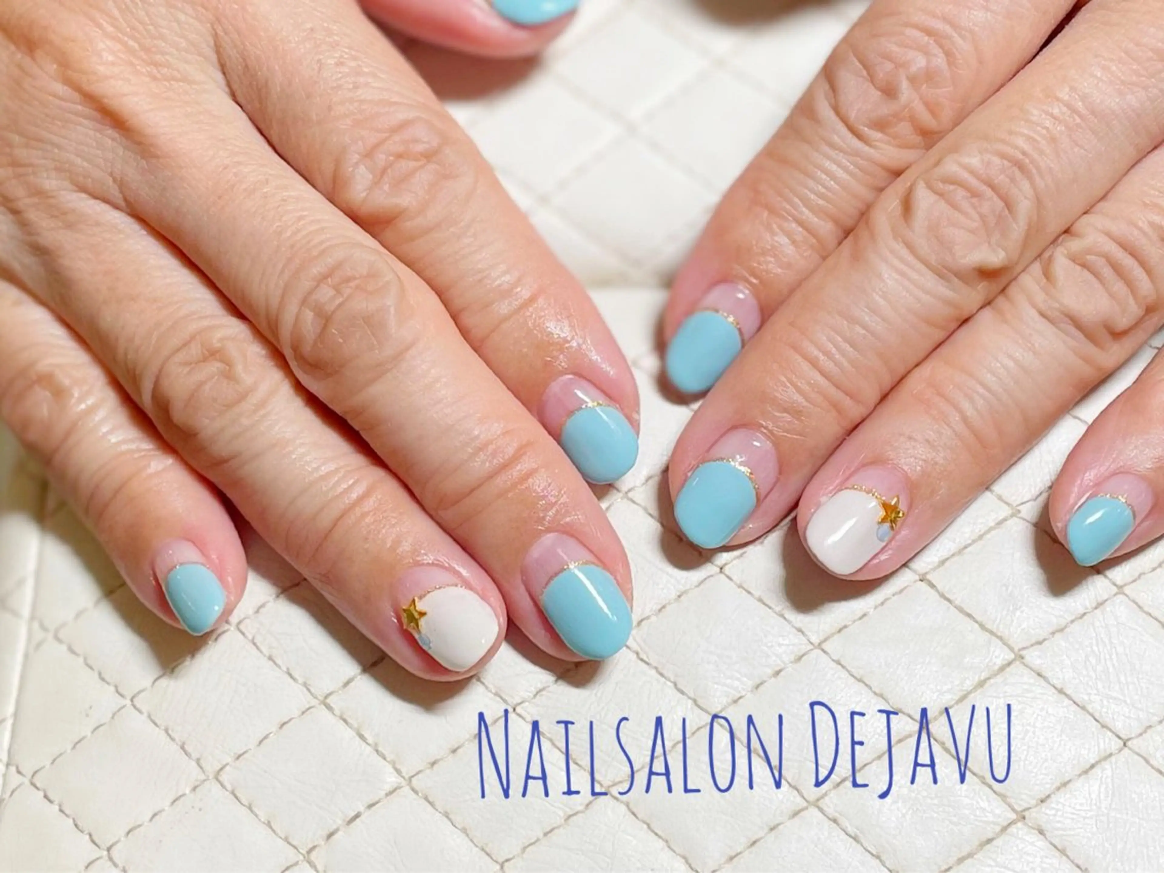 ネイル ブルー フレンチネイル ラメ(グリッター) ストーンネイル ホワイト Nail salon Dejavu 🌿のネイルデザイン