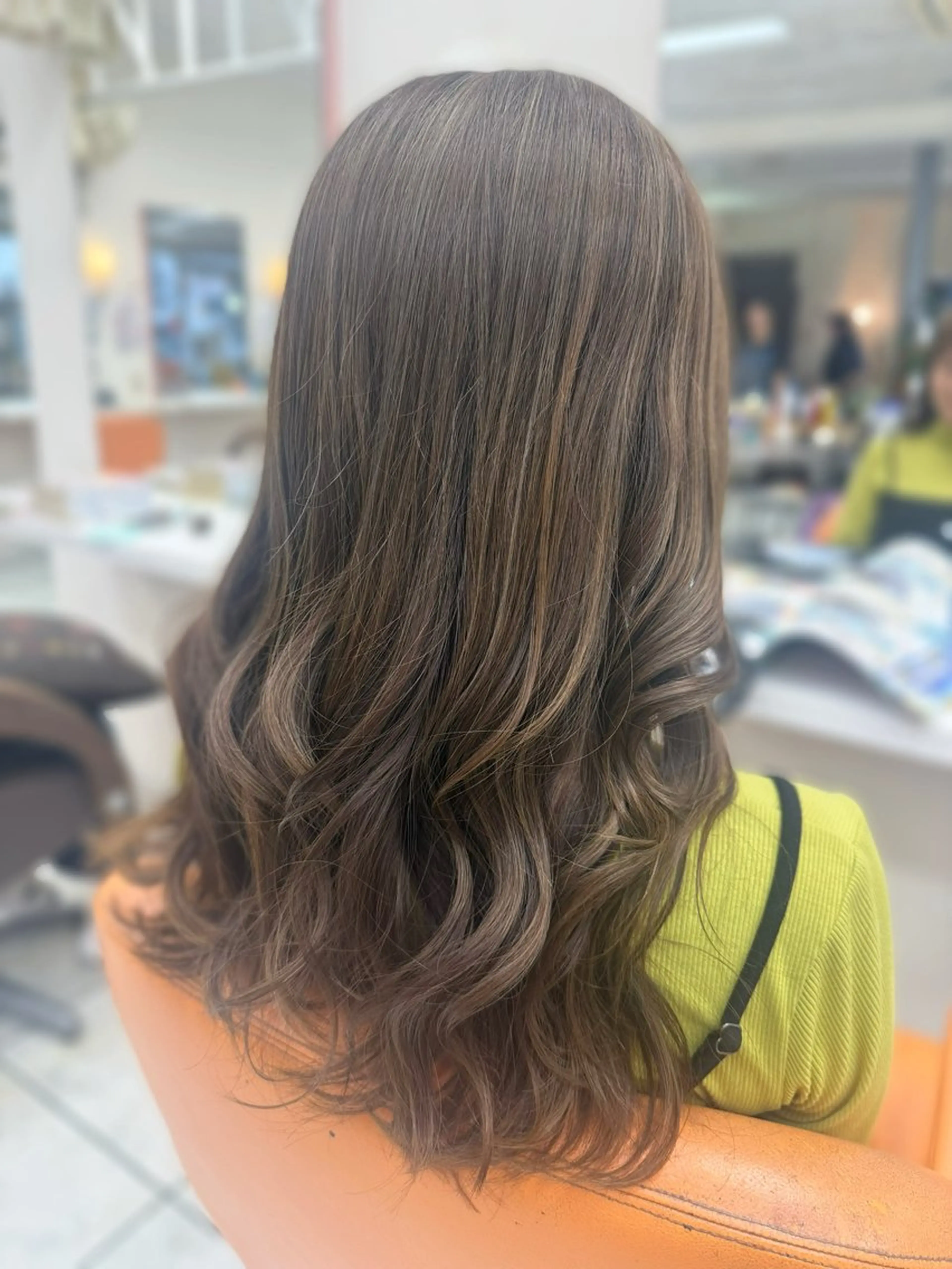ロング カラー アッシュ ベージュカラー ハイライトカラー ハイライト ヘアカラー トリートメント アダニヤ ナツキのヘアスタイル