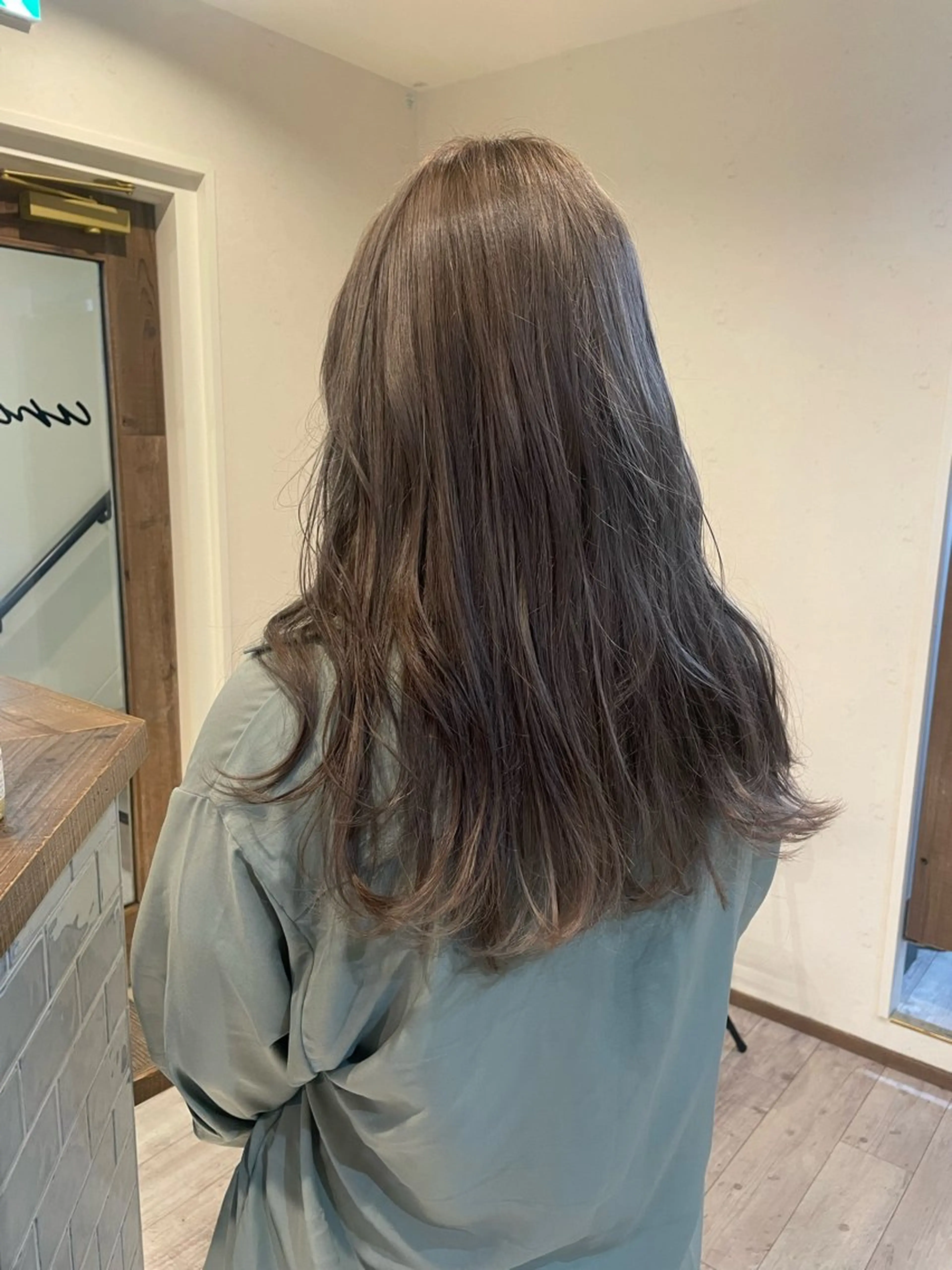 ロング カラー ベージュカラー ブリーチ グレージュ オリーブグレージュ オリーブグレー ヘアカラー 渋谷 留菜のヘアスタイル