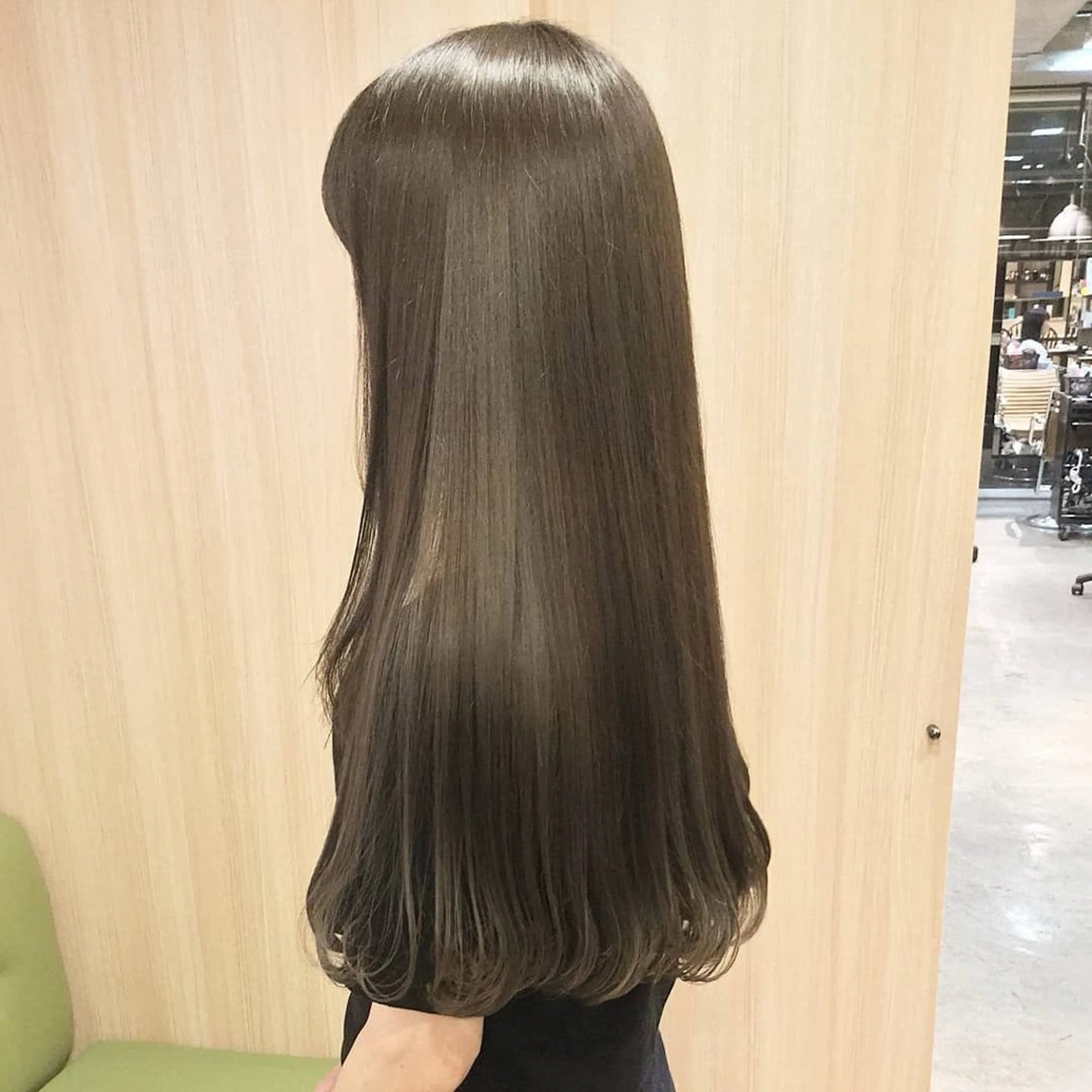 ロング カラー パーマ ベージュカラー オリーブベージュ ヘアカラー トリートメント 森山 陽菜のヘアスタイル