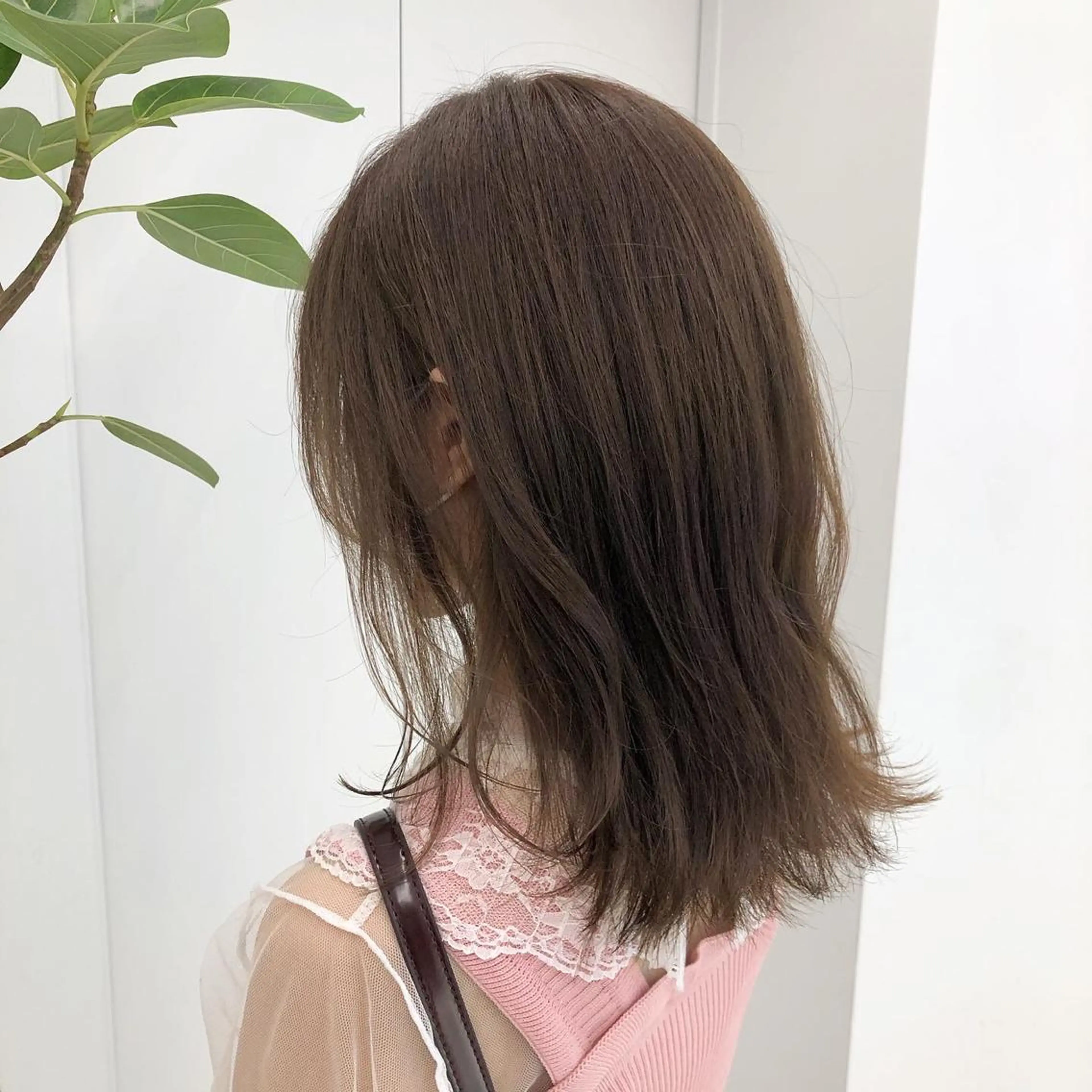 ミディアム カラー レイヤーカット 透明感カラーのヘアスタイル