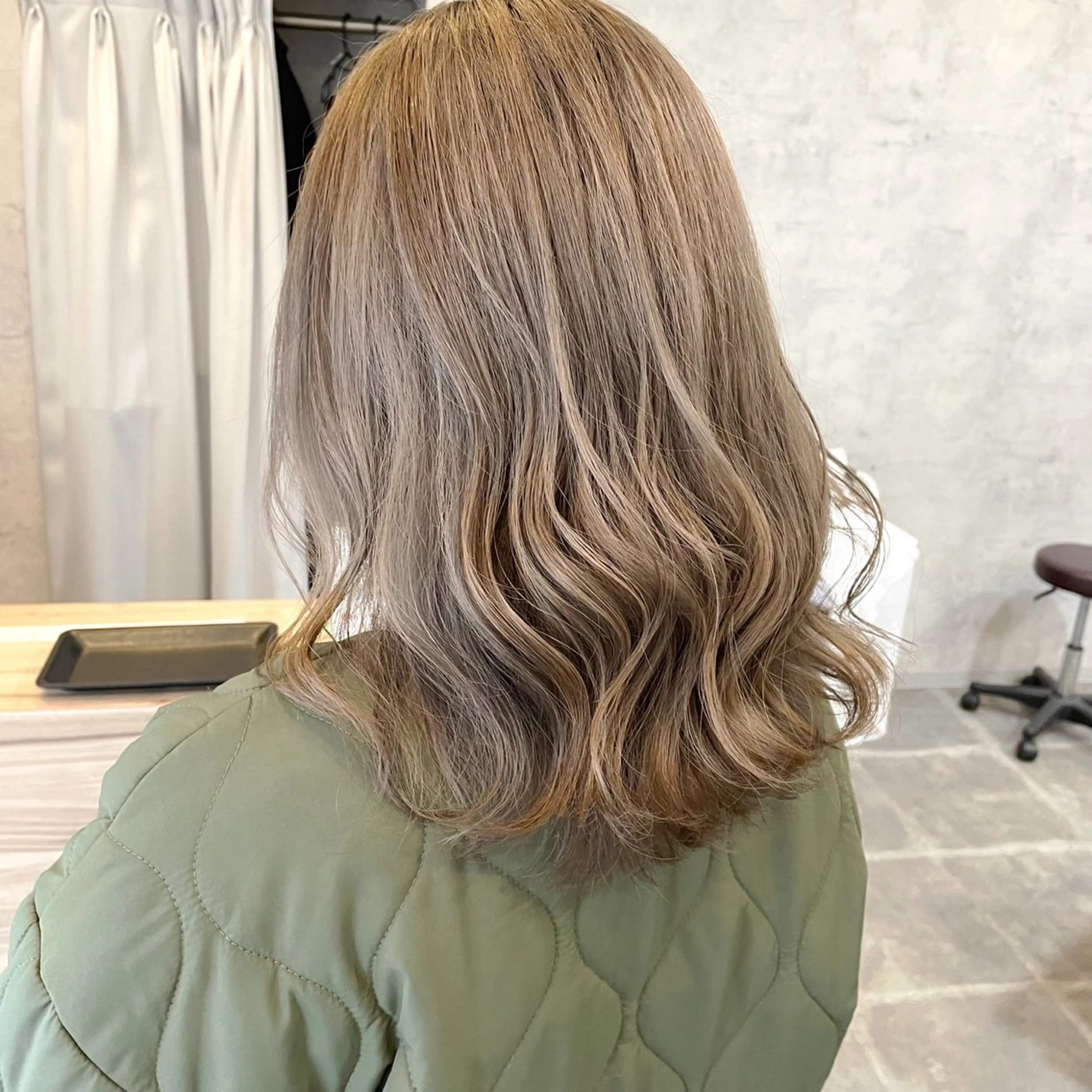 ミディアム カラー ベージュカラー ブリーチ ケアブリーチ ハイライトカラー パープルカラー 齋藤 彬のヘアスタイル