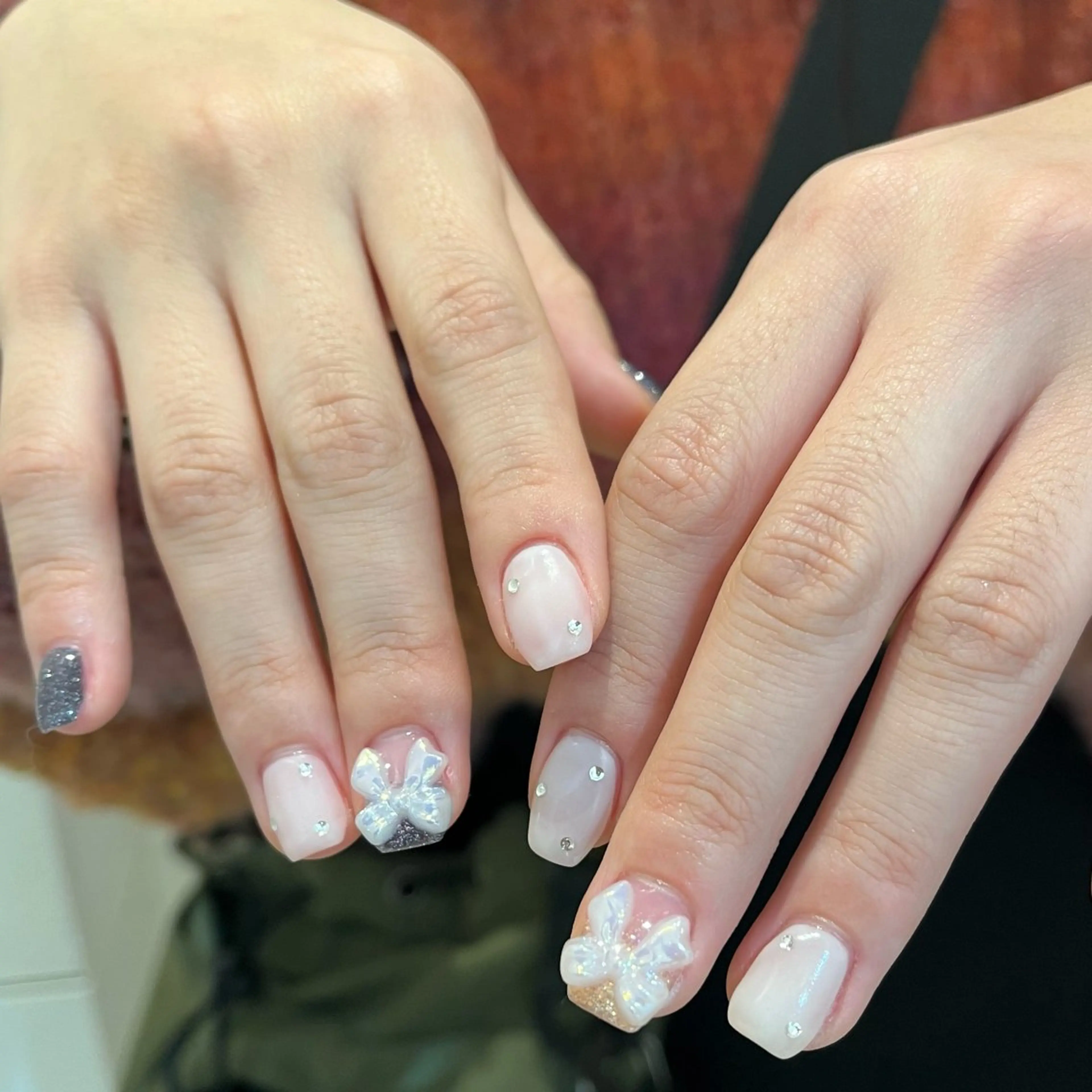 ネイル アートネイル ゴールド ネイビー リボン ハンドネイル Momone ／渋谷／パラジェルのネイルデザイン