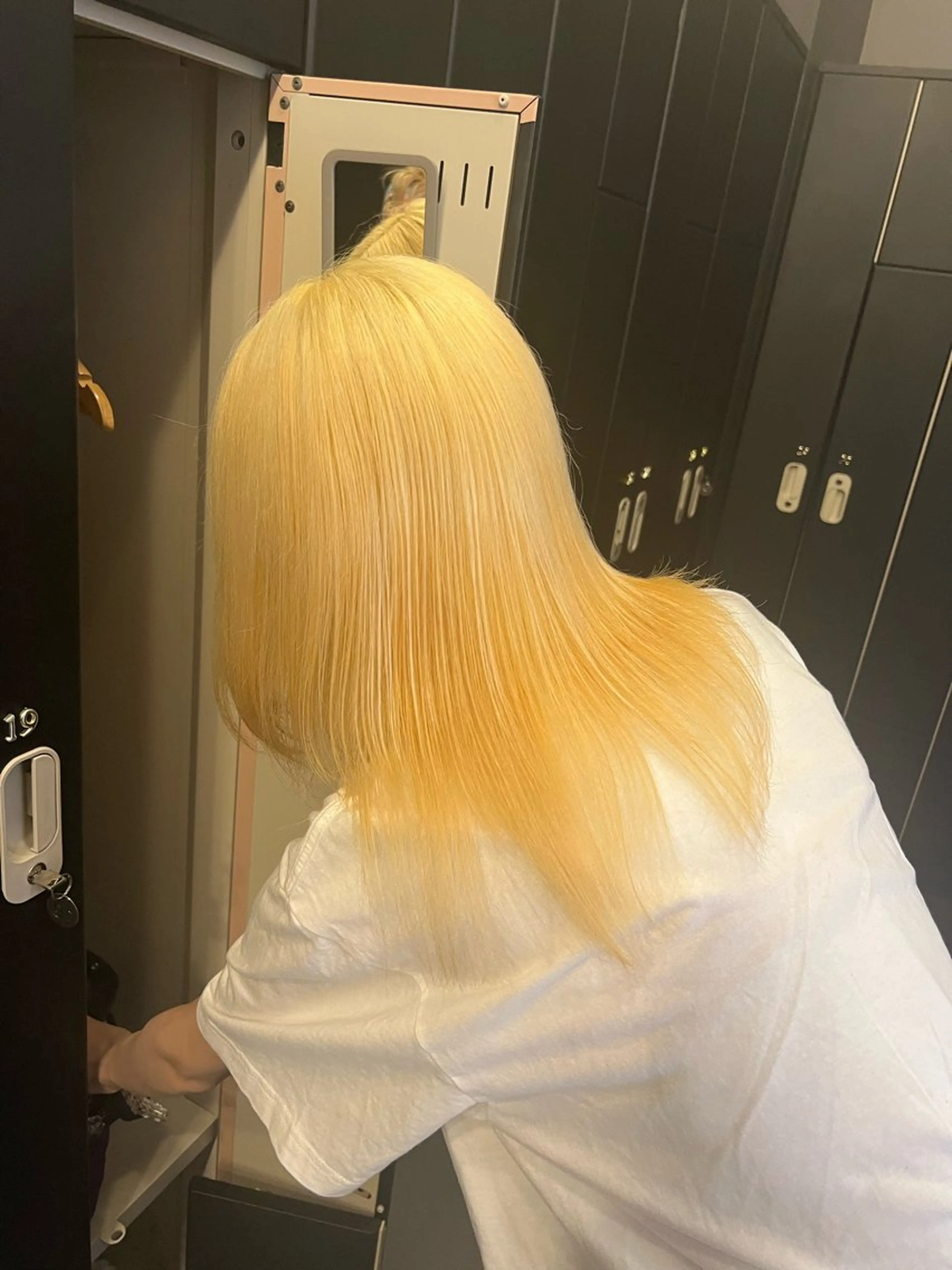 セミロング ヘアカラー トリートメント 🌼動き×透明感🩵 ハイトーン/ナナのヘアスタイル