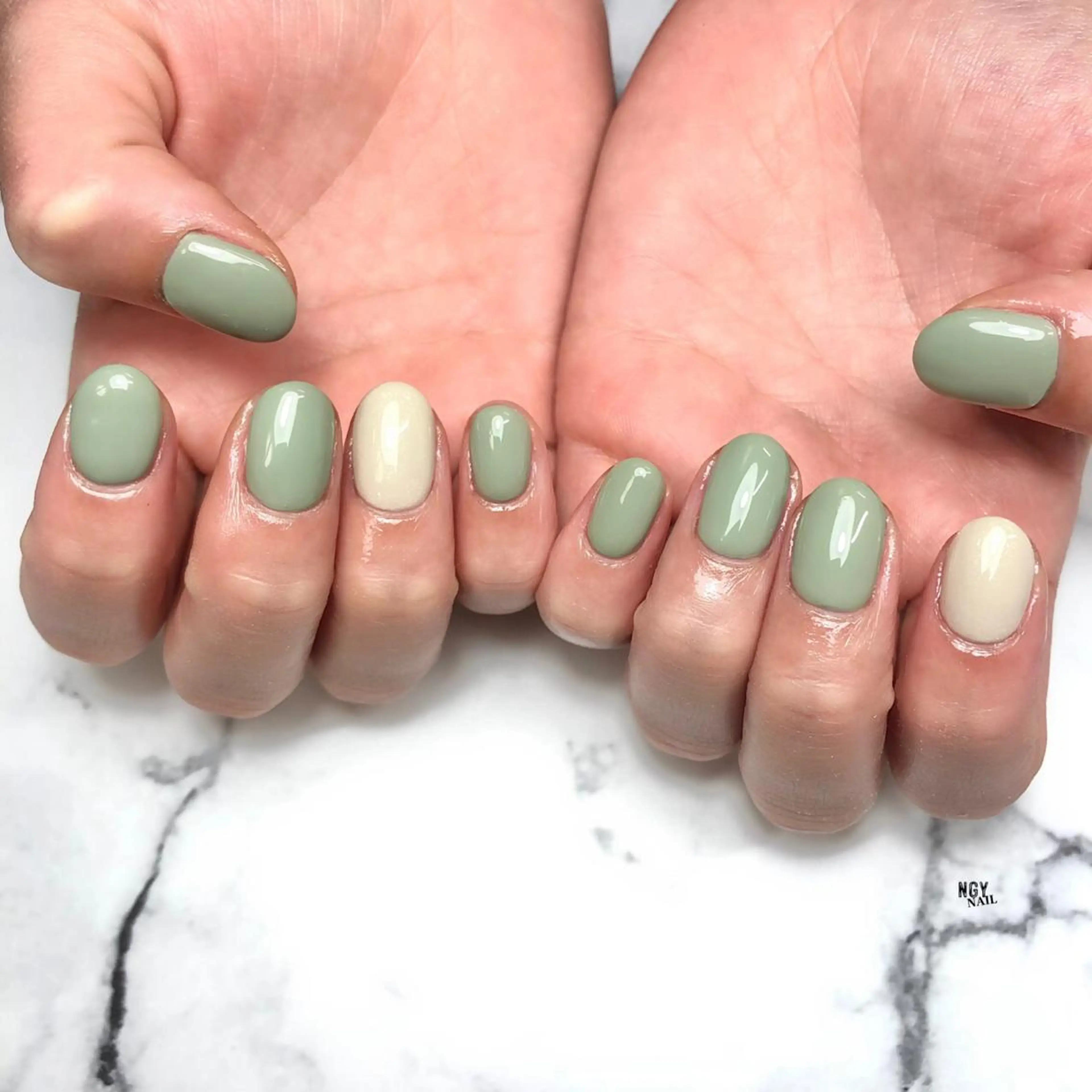 ネイル ジェルネイル グリーン ワンカラーネイル パラジェル ピスタチオネイル ハンドネイル NAIL NOWのネイルデザイン