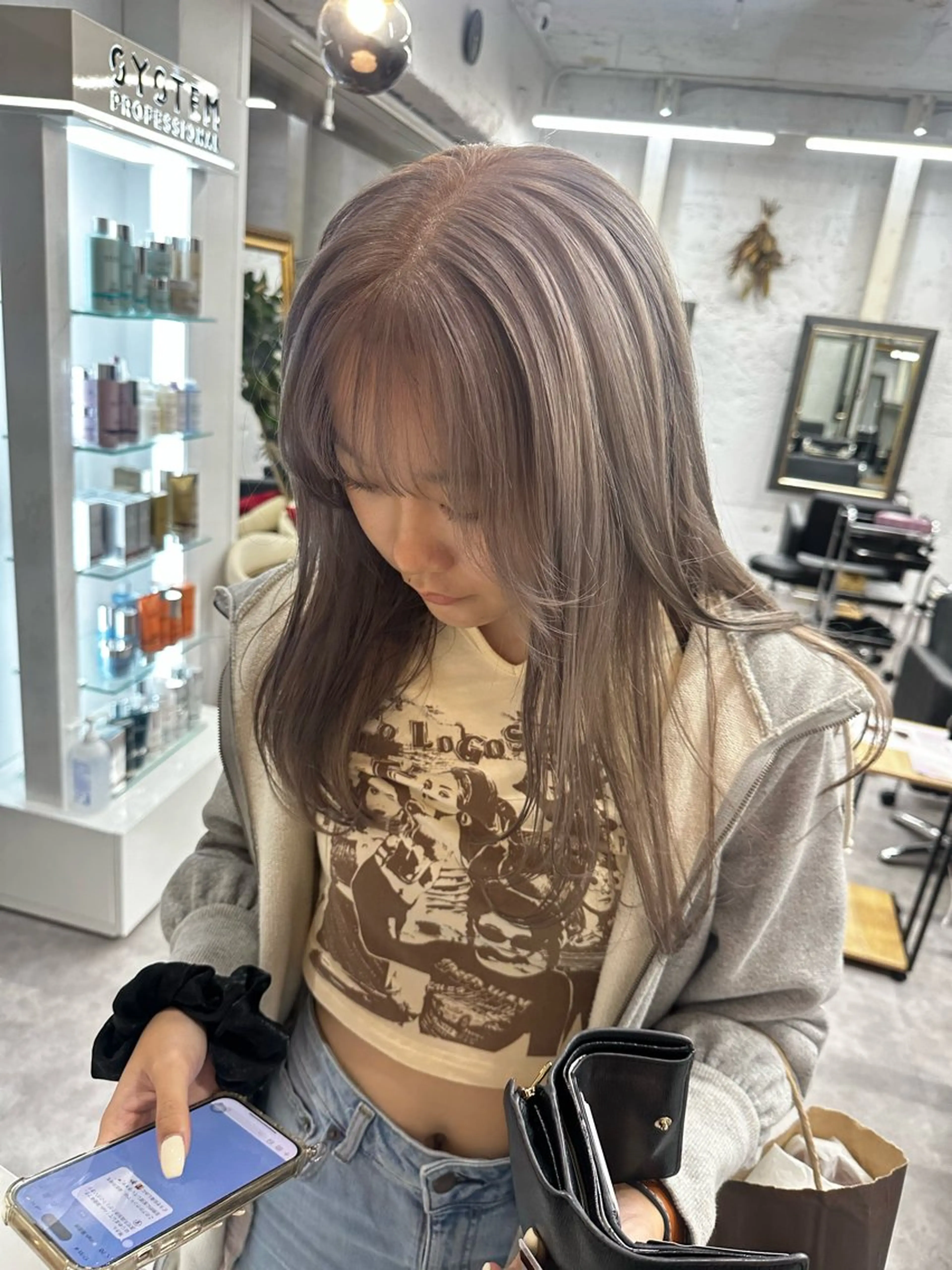 ロング レイヤーカット 瀧優華白髪ぼかし 大人レイヤー🩵のヘアスタイル