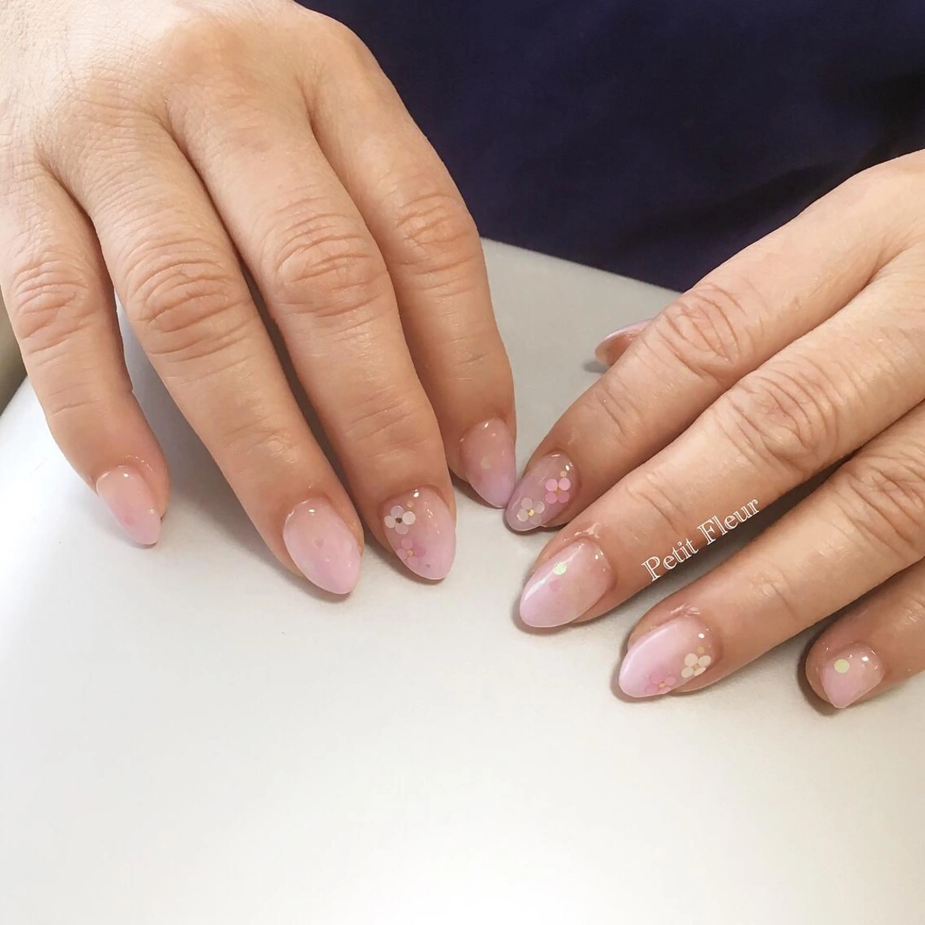 ネイル ホログラムネイル キラキラネイル パステルネイル ピンク パープル Petit Fleur所属・青柳 亜梨奈のマツエク・マツパデザイン