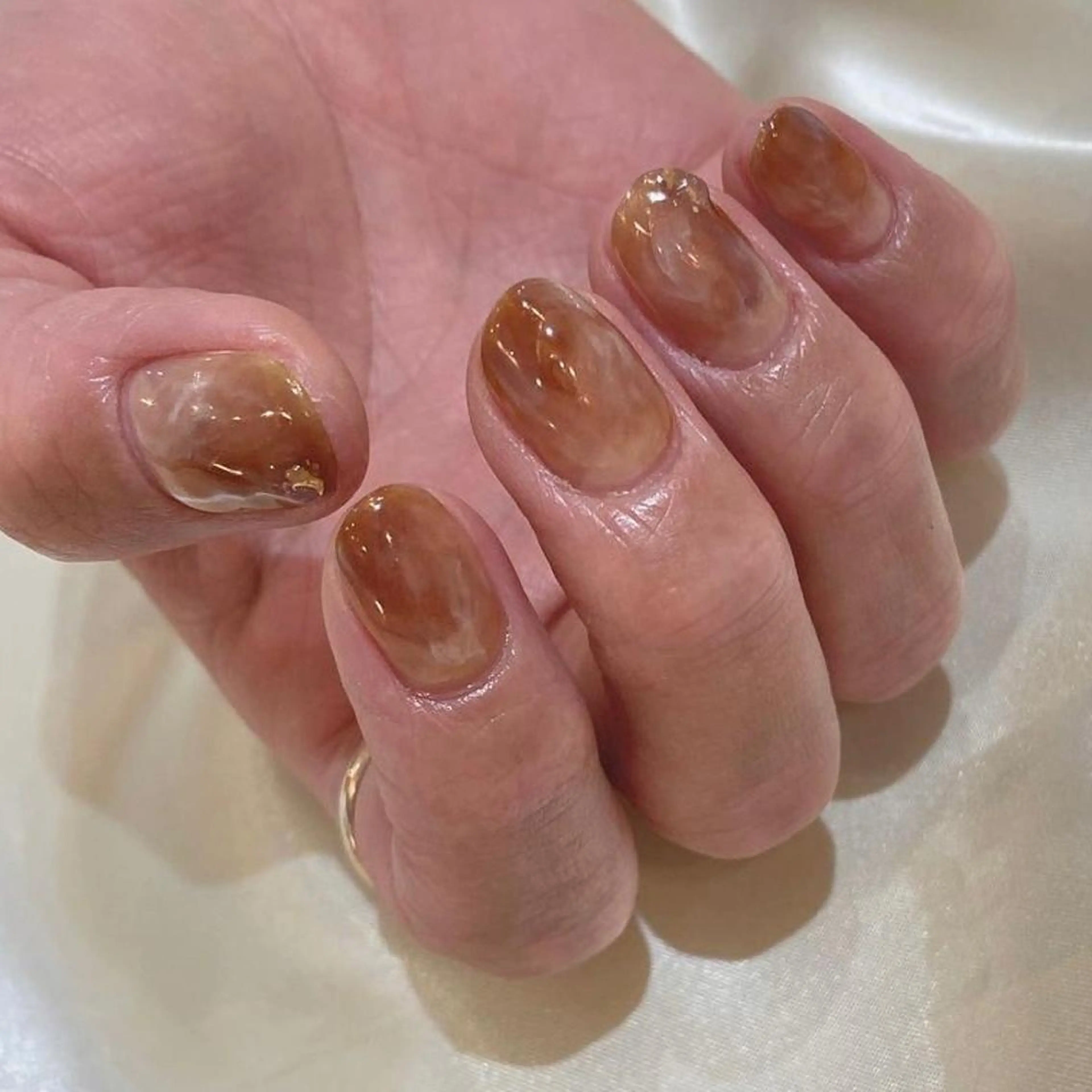 ネイル ブラウン キラキラネイル 持ち込み ニュアンスネイル スカルプネイル ハンドネイル melumooi nailのネイルデザイン