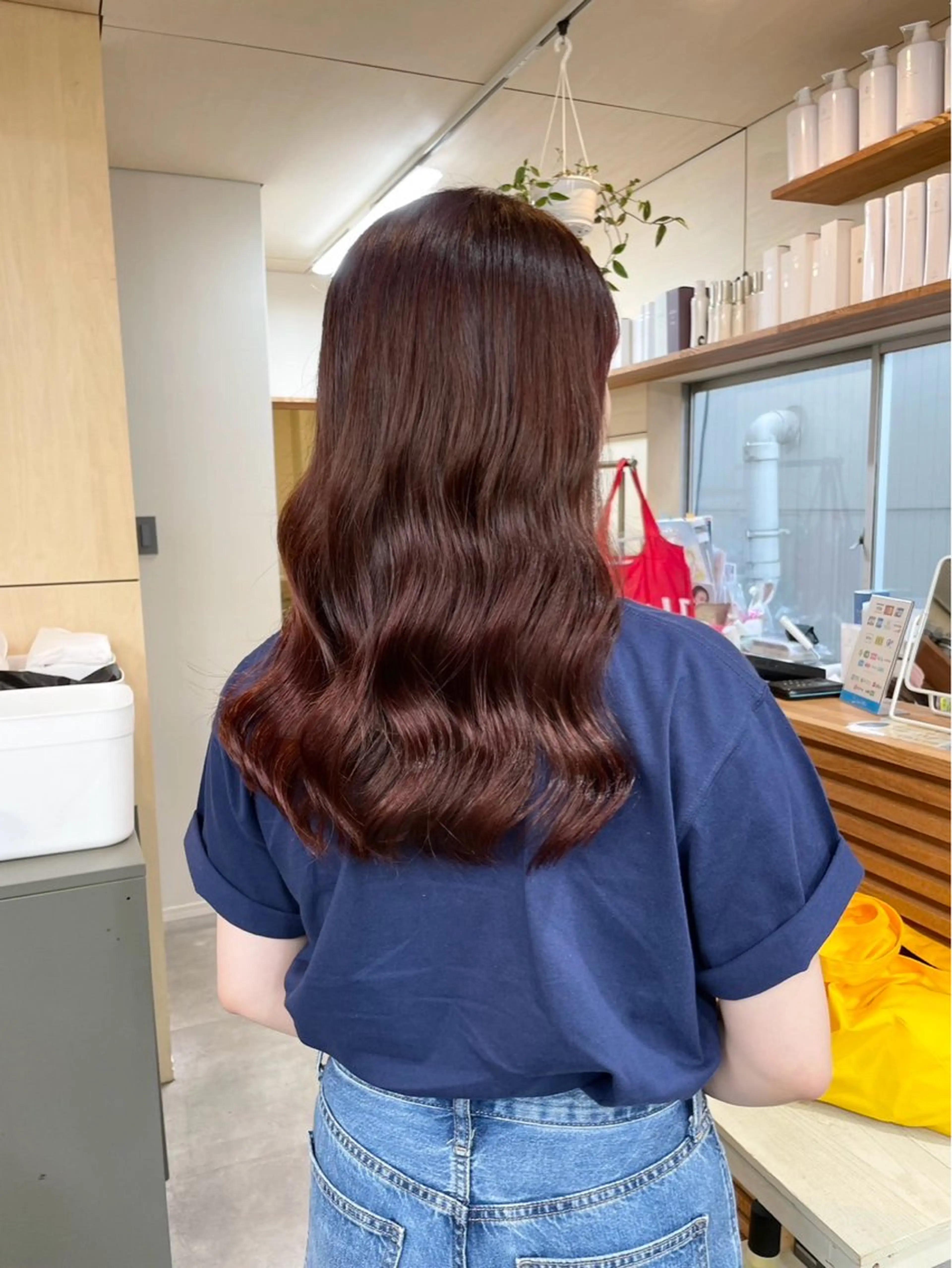 カラー ニシタニ コハルのヘアスタイル