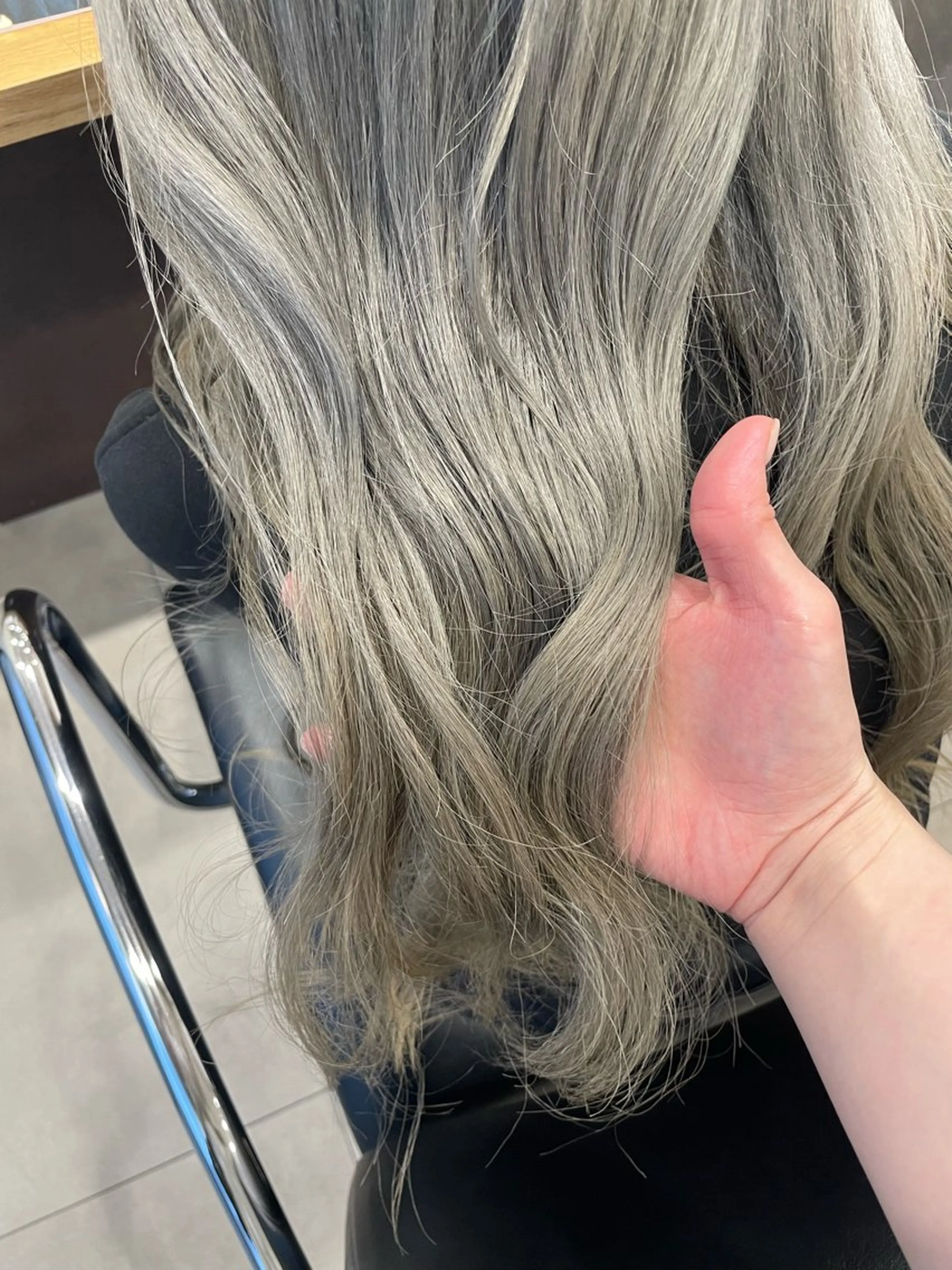 ロング カラー ブリーチ 佐藤 由依/水光カラーのヘアスタイル