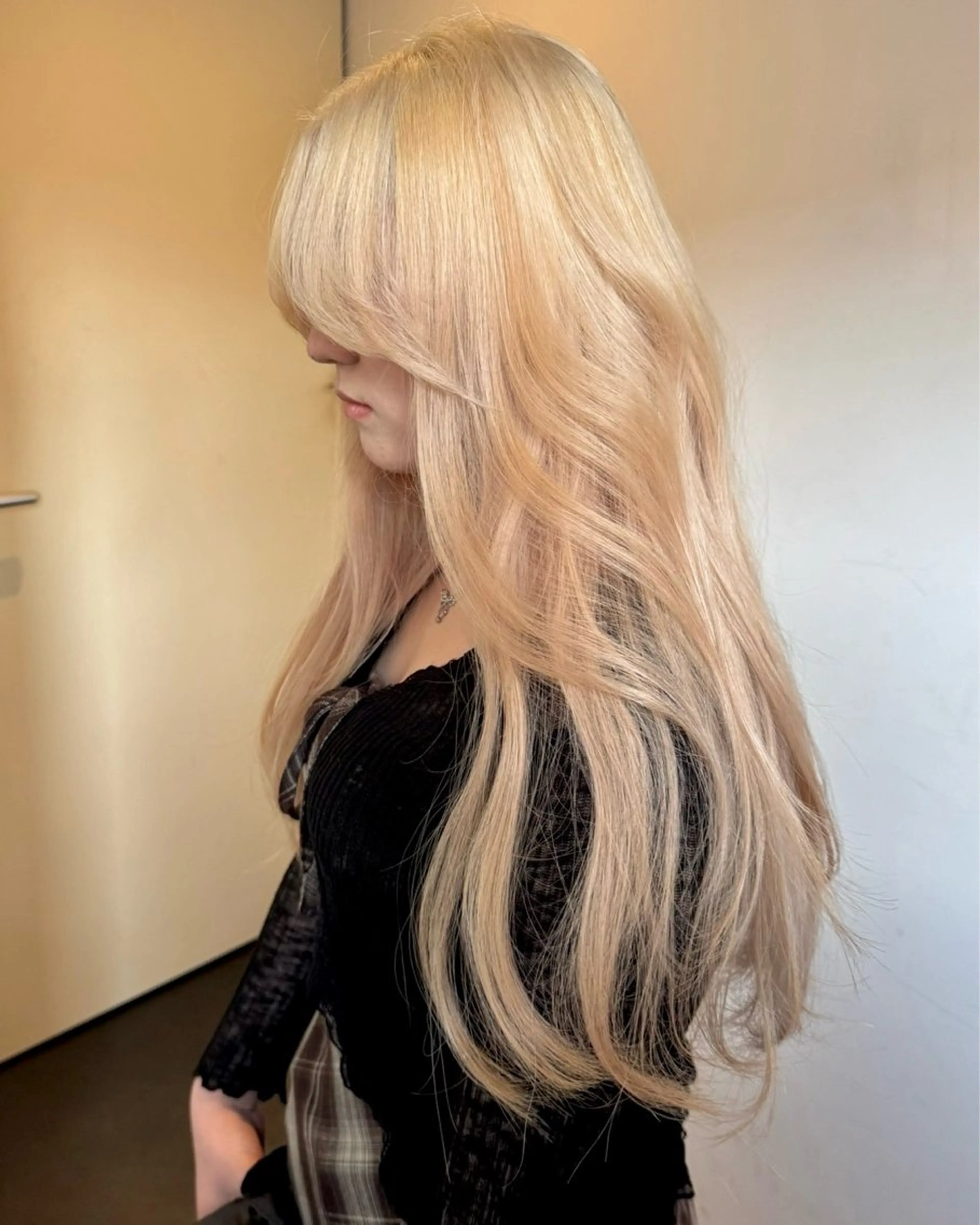 ロング カラー ブリーチ ブロンド ホワイトブロンド ヘアカラー トリートメント RAIMA ケアハイトーンのヘアスタイル