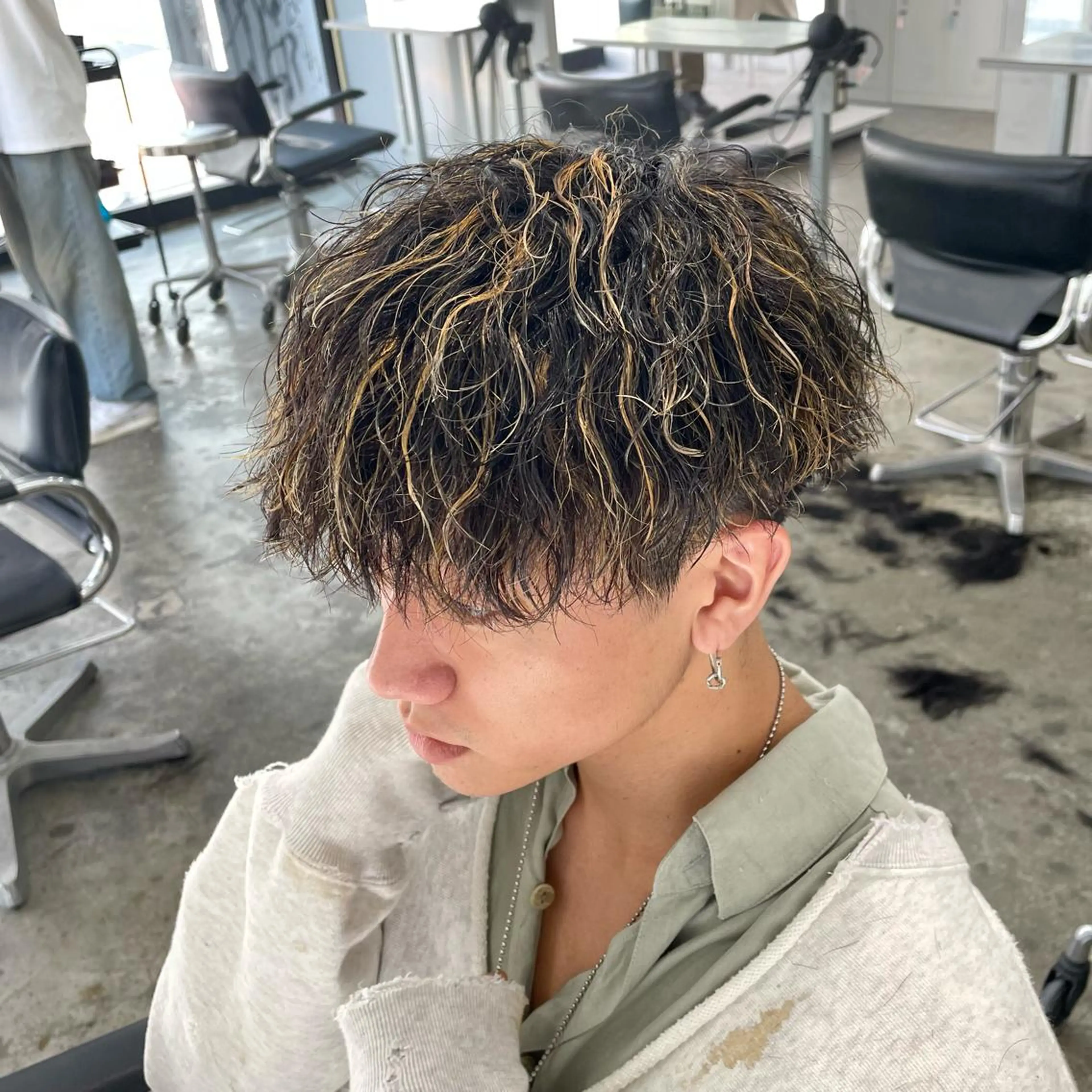 ショート カラー パーマ メンズ メンズハイライト マッシュ ハイライトカラー ハイライト カット ヘアカラー パーマ メンズ特化美容師/ 藤戸 椋のヘアスタイル