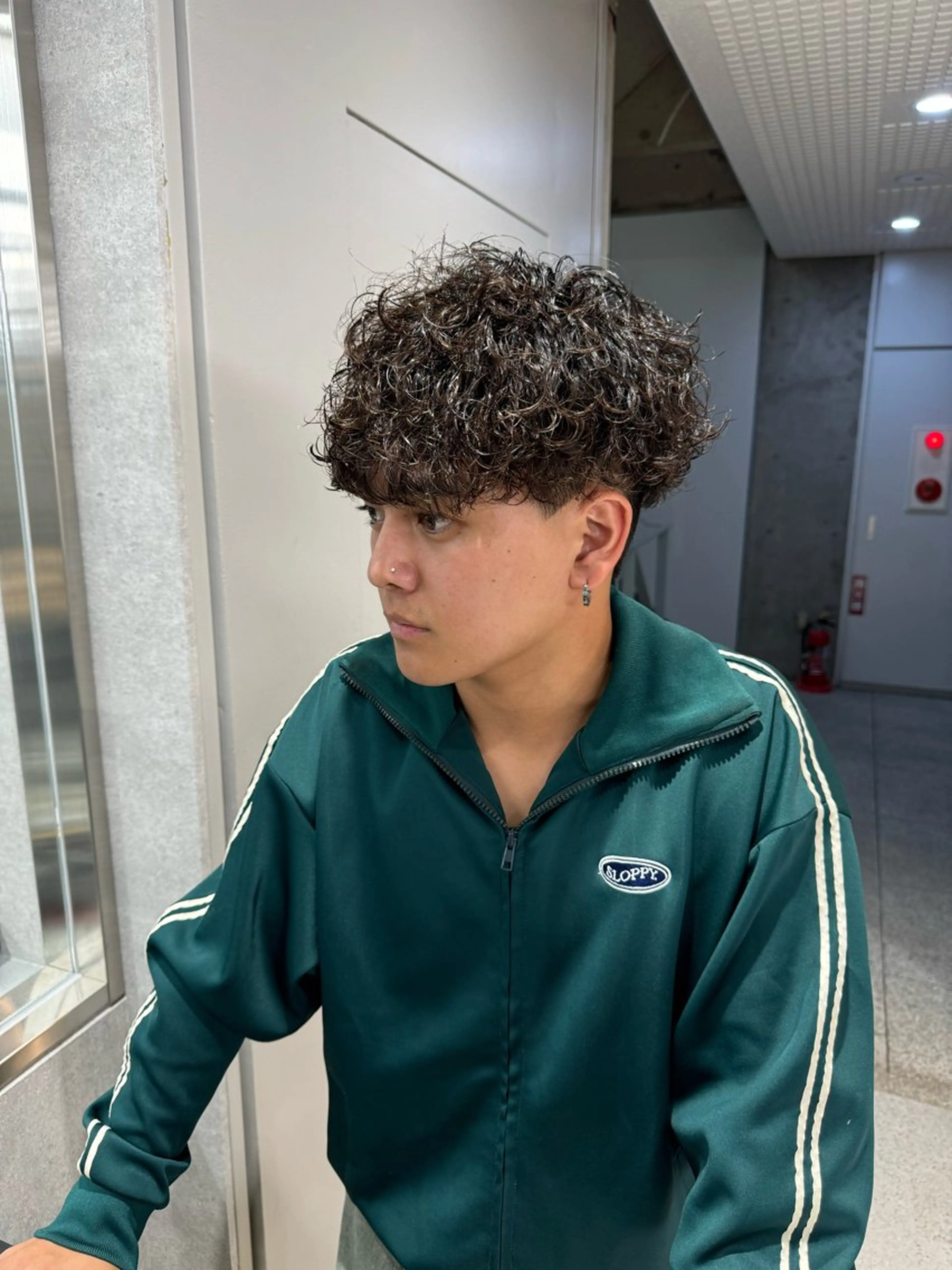 ショート カラー パーマ ヘアアレンジ メンズ メンズブリーチ センターパート フェザーパーマ メンズハイライト メンズハイトーン スパイキー/フェザー /波巻き/かいとのヘアスタイル