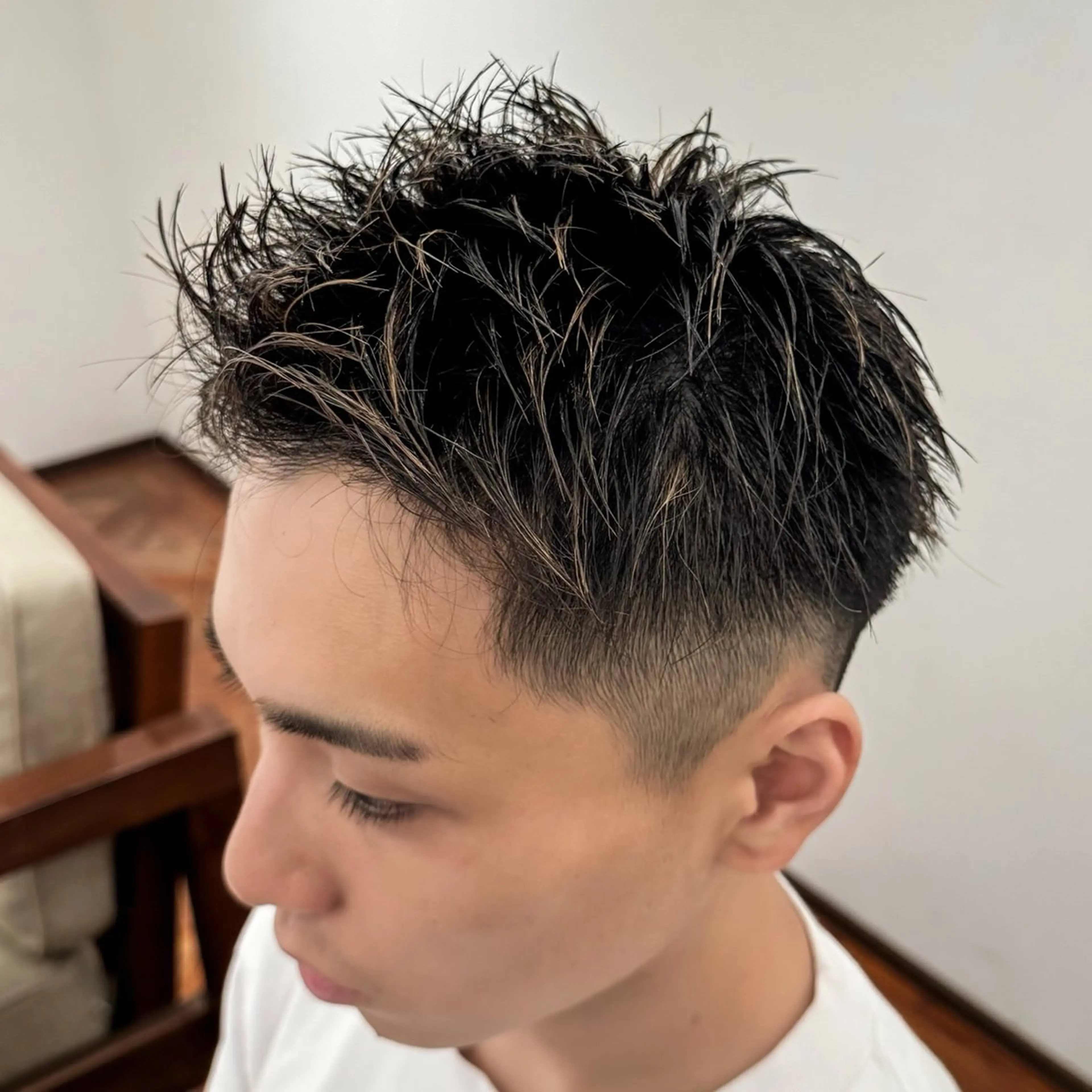 ショート カラー メンズ フェードカット メンズハイライト 刈り上げ ハイライトカラー ハイライト カット 吉田 新平のヘアスタイル