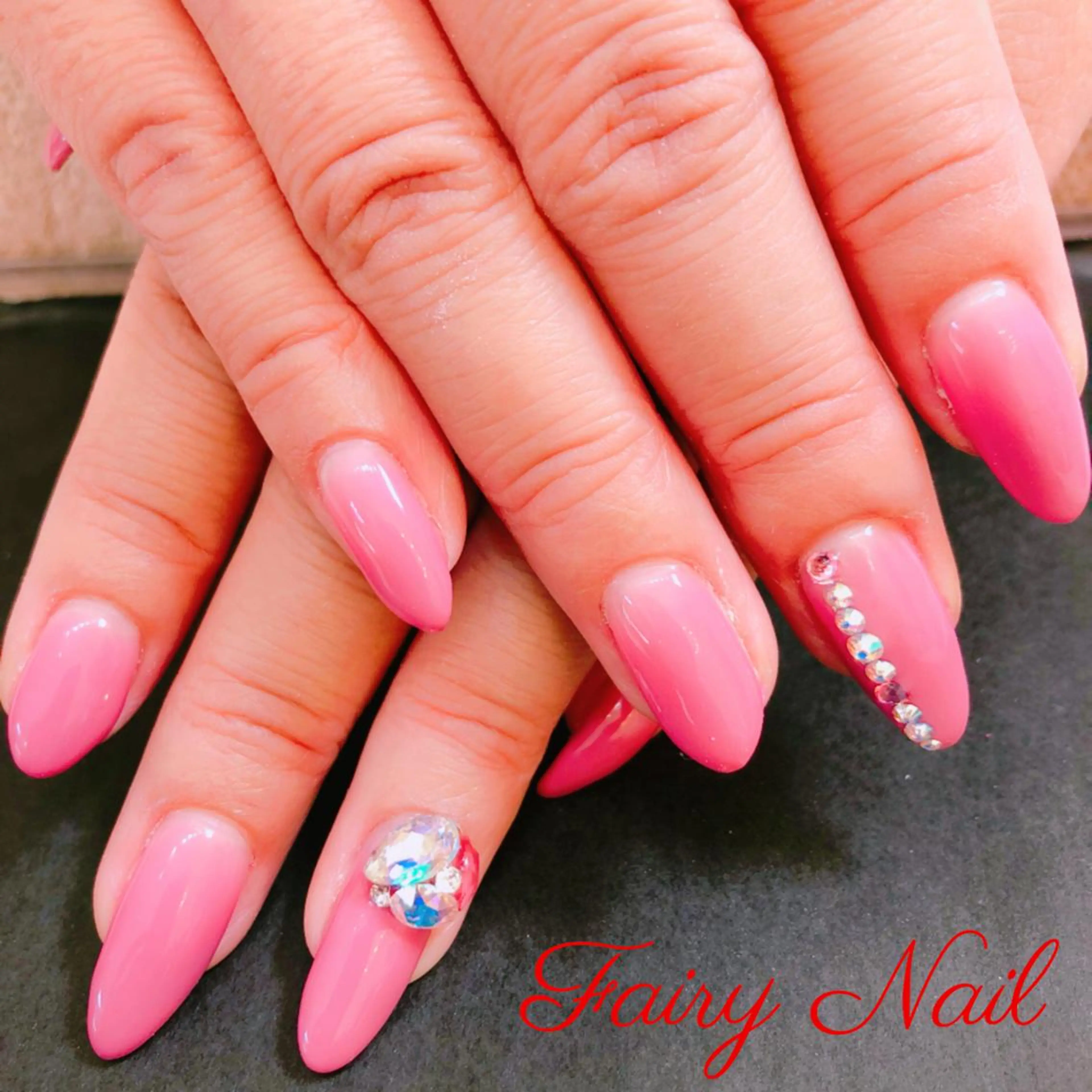 ネイル グラデーション ピンク ストーンネイル Fairy Nail所属・Fairy nailのネイルデザイン