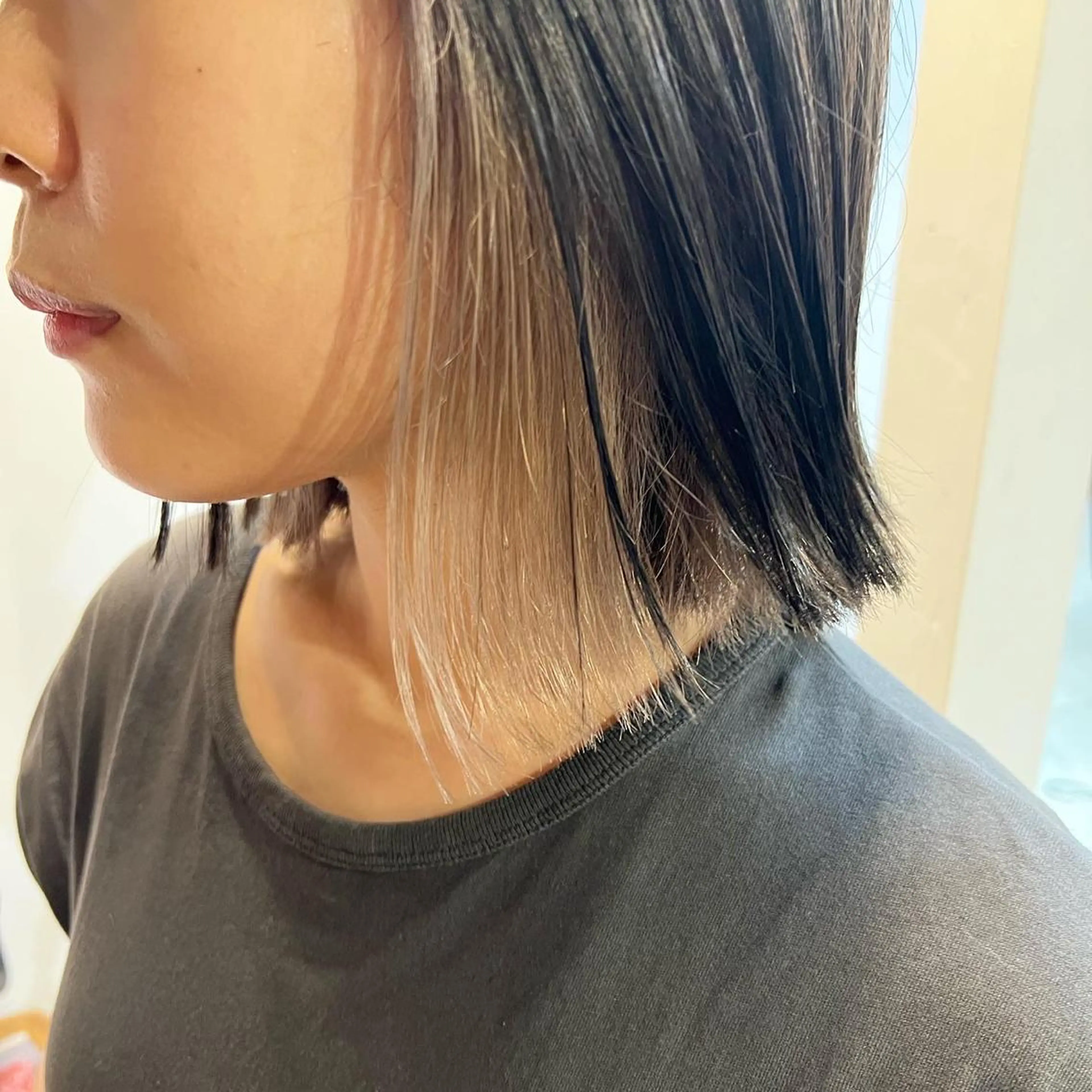 ショート カラー ベージュカラー インナーカラー ミルクティーベージュ ボブ 外ハネヘア カット ヘアカラー トリートメント 髪質改善/縮毛/ボブ CHIHIROのヘアスタイル