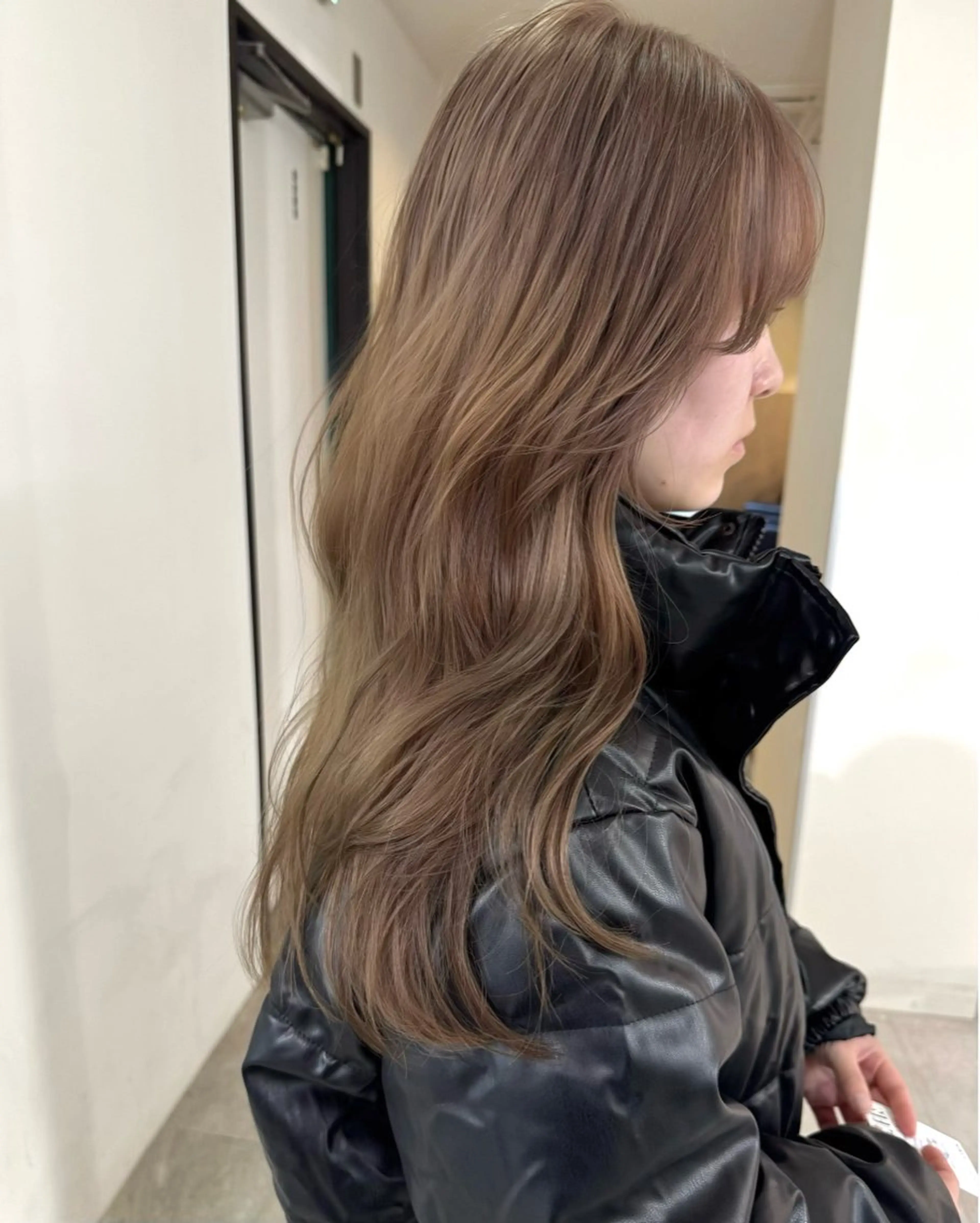 ロング カラー ベージュカラー ブリーチ ミルクティーベージュ RAIMA ケアハイトーンのヘアスタイル