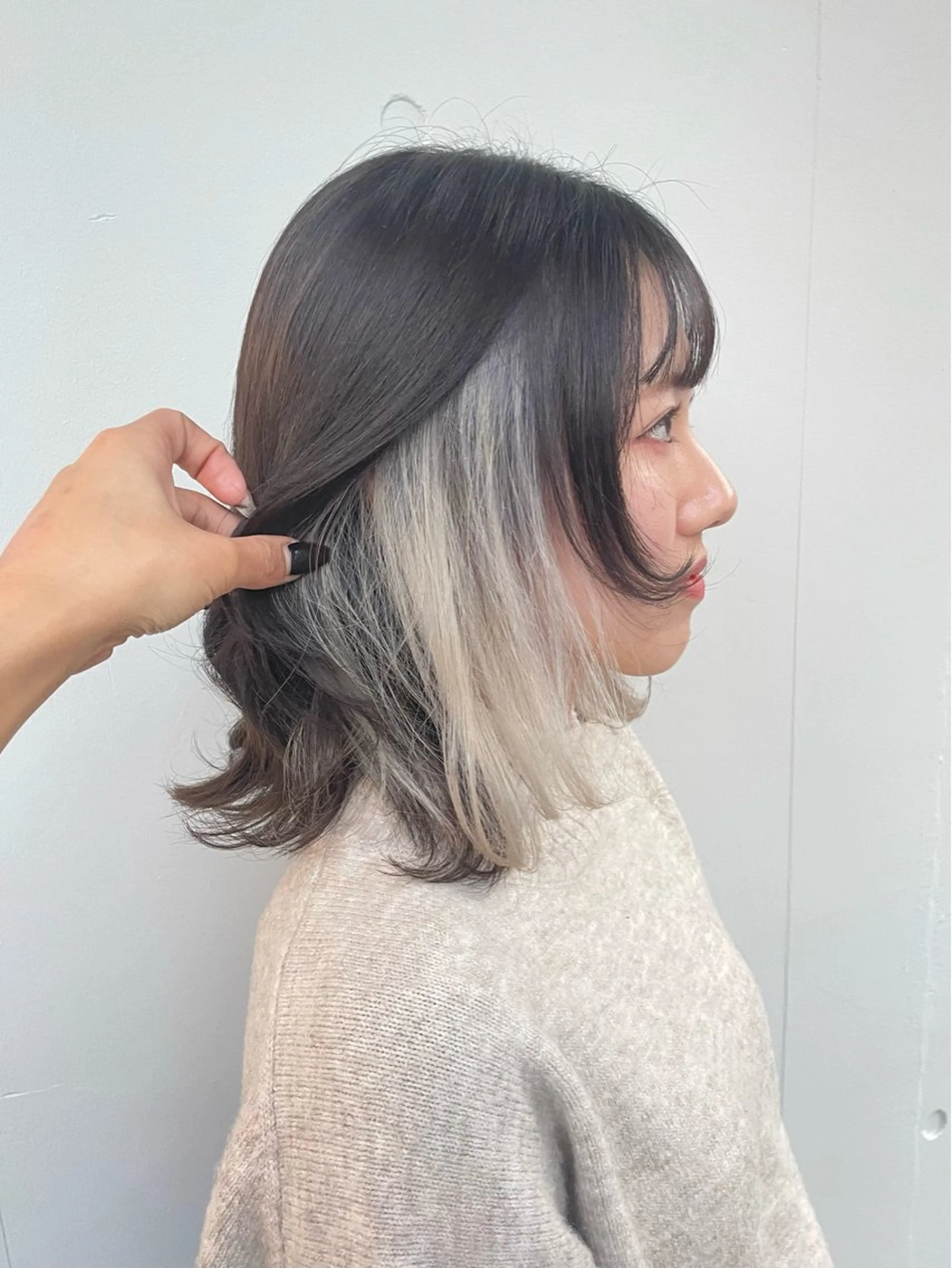 ミディアム カラー ベージュカラー イヤリングカラー インナーカラー ホワイトベージュ 顔まわりレイヤー カット ヘアカラー トリートメント もにか🌞原宿/渋谷 🌝ブリーチカラーのヘアスタイル