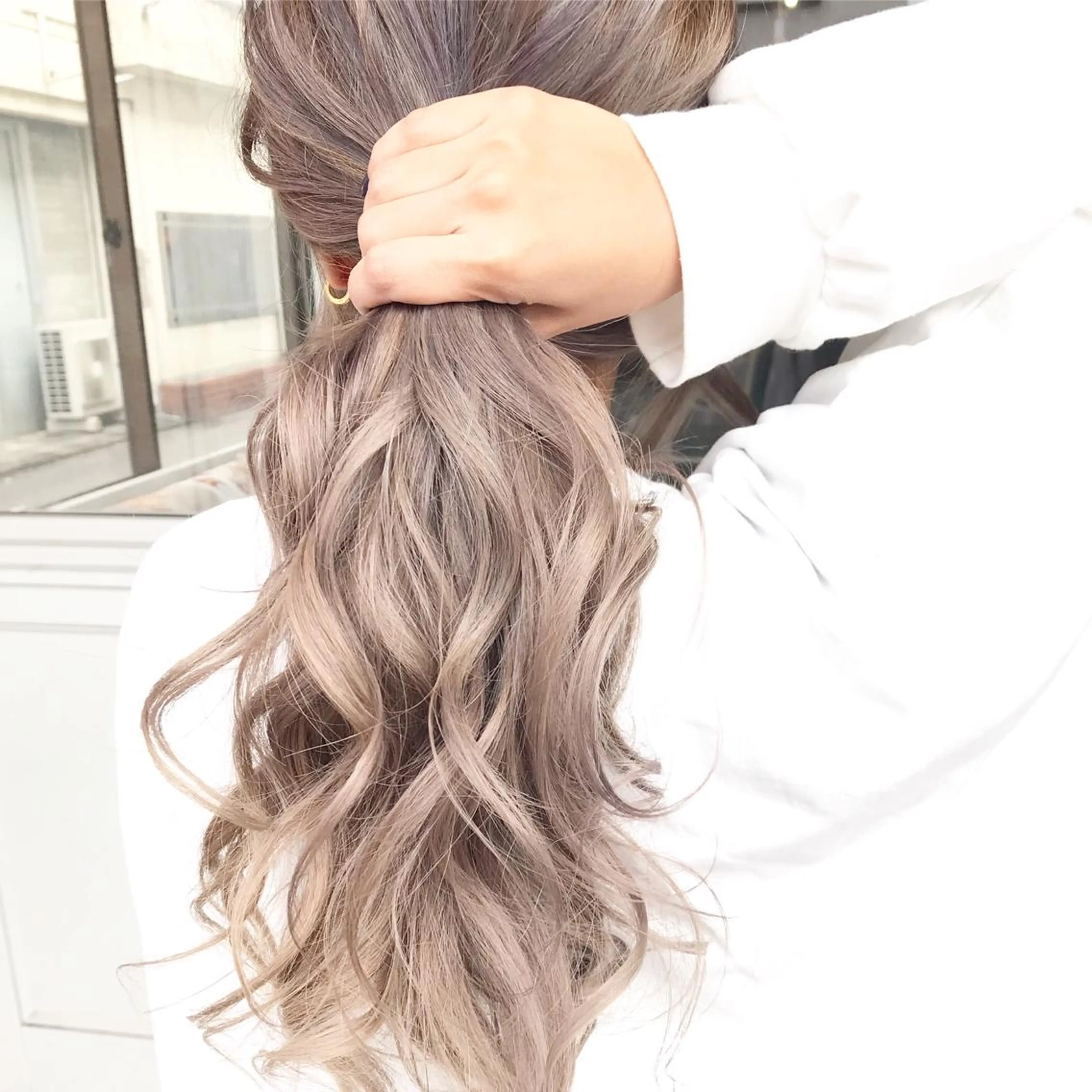 ロング カラー ヘアアレンジ お団子ヘア 切りっぱなしボブ バレイヤージュ ブリーチ グラデーションカラー Mariana/ 鶴原-ハイライトのヘアスタイル