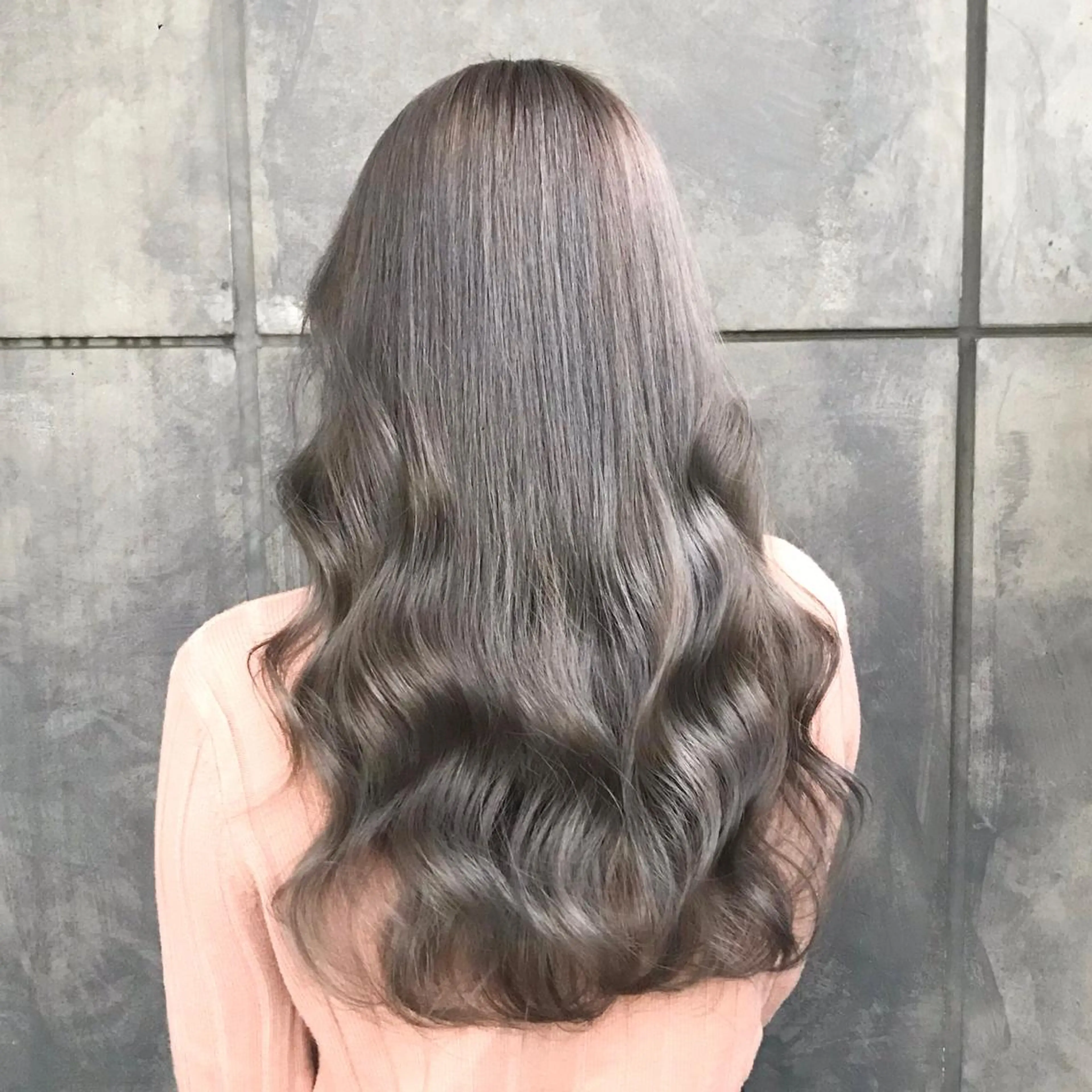 ロング カラー アッシュ アッシュグレー アッシュグレージュ ブリーチ グレージュ K-POP好き美容師 🇰🇷Kai.Yのヘアスタイル