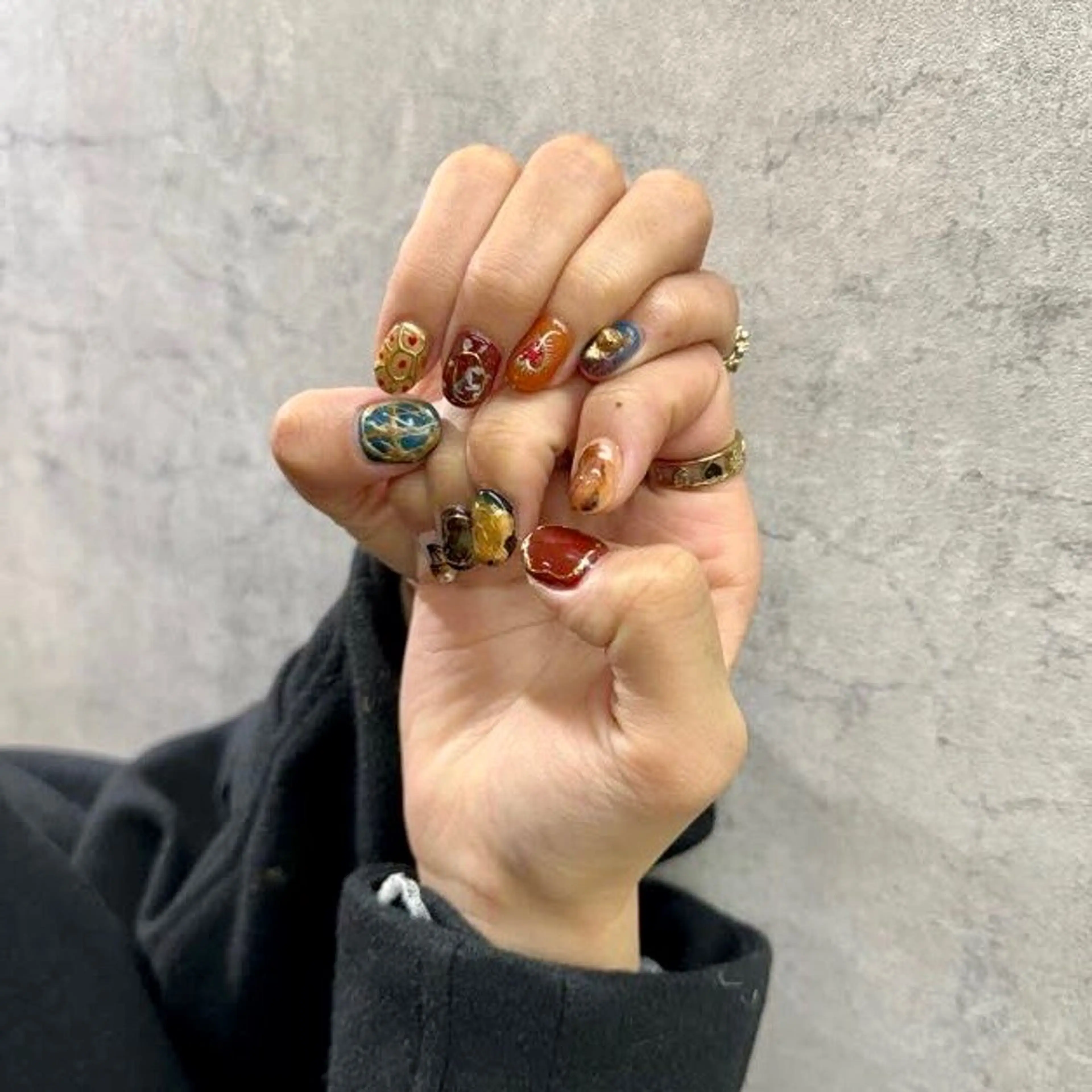 ネイル アートネイル べっ甲ネイル ジェルネイル グリーン キラキラネイル nailstudio eviz新宿店のネイルデザイン