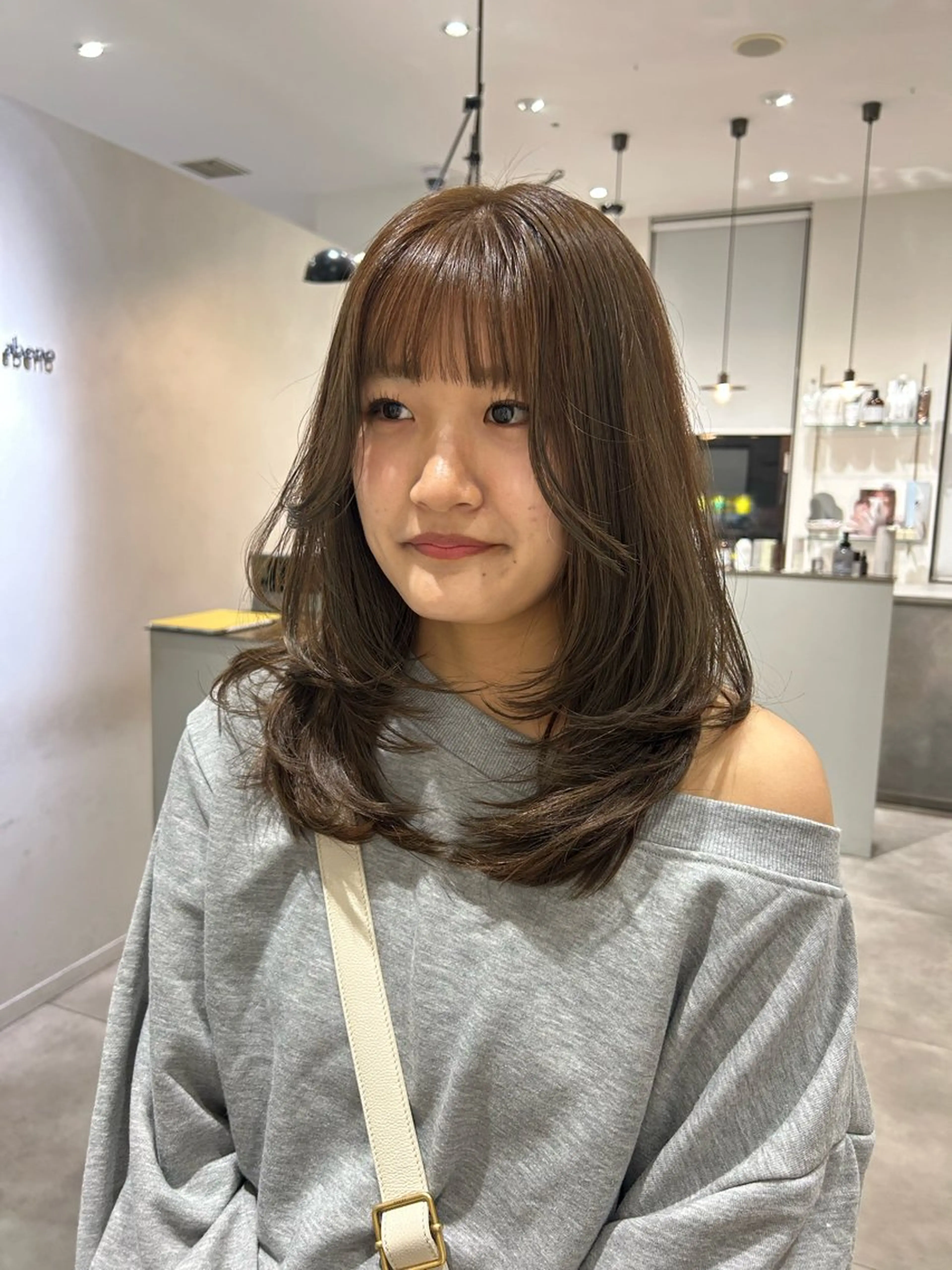 セミロング カラー ベージュカラー オリーブベージュ レイヤーカット カット ヘアカラー オリーブベージュ/ ブリーチなし透明感のヘアスタイル