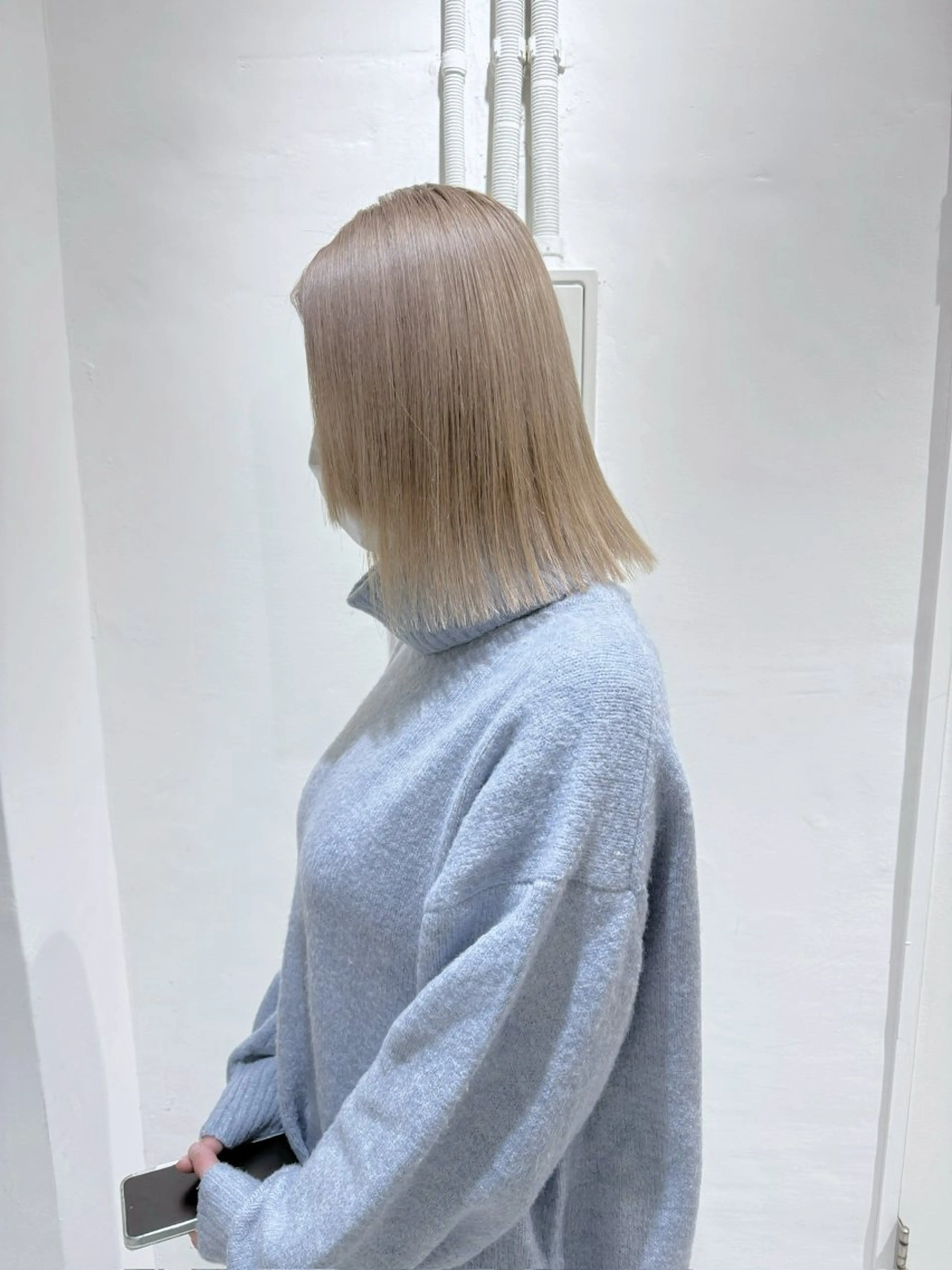 ミディアム アッシュ 似合わせカット Muミュー/ブリーチ ハイトーン　Wカラーのヘアスタイル