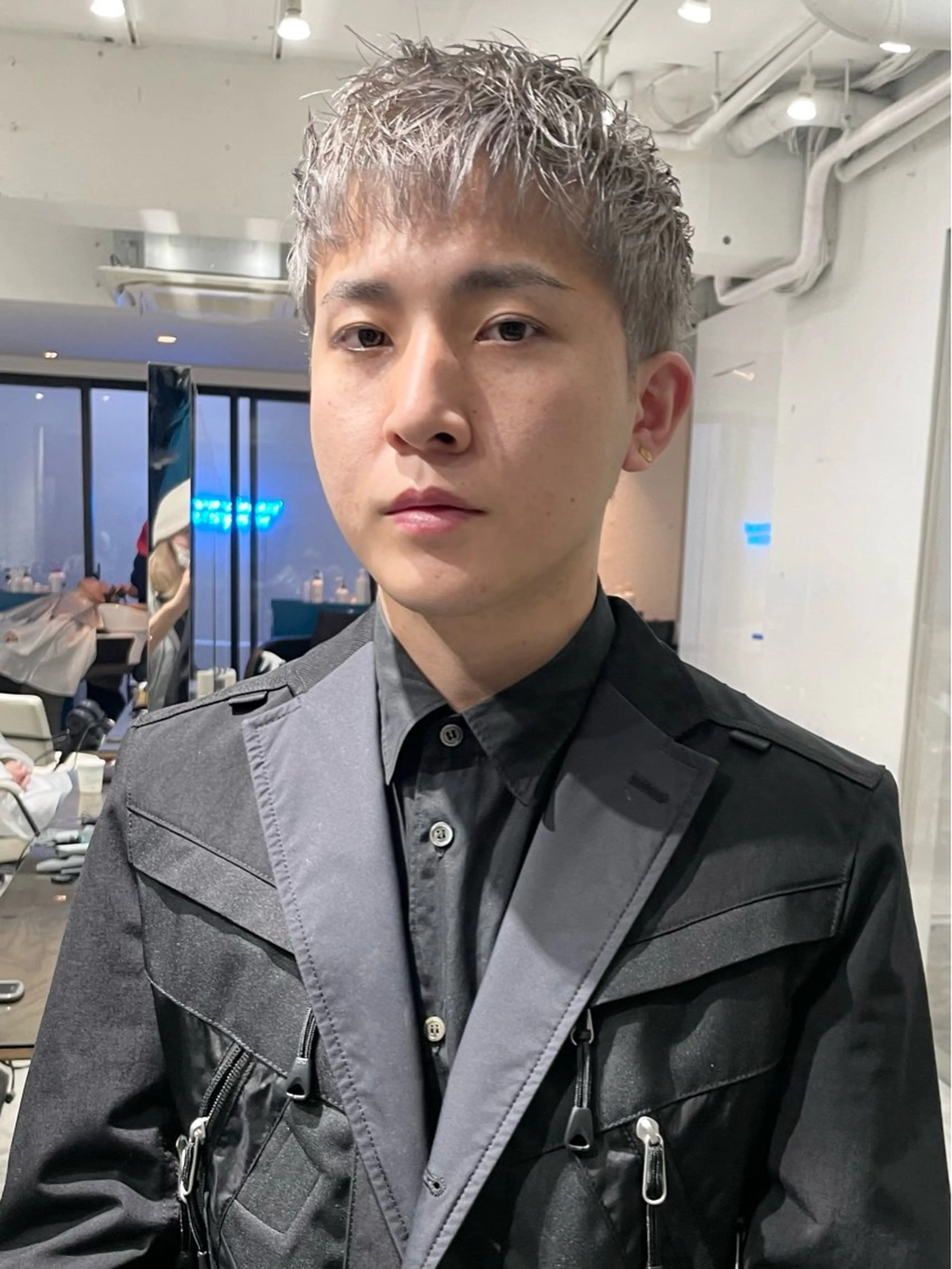 ショート カラー メンズ メンズハイトーン ダブルカラー ハイトーンカラー シルバー ホワイトシルバー ヘアカラー トリートメント スパイラルパーマ 🌐hina⭐️のヘアスタイル