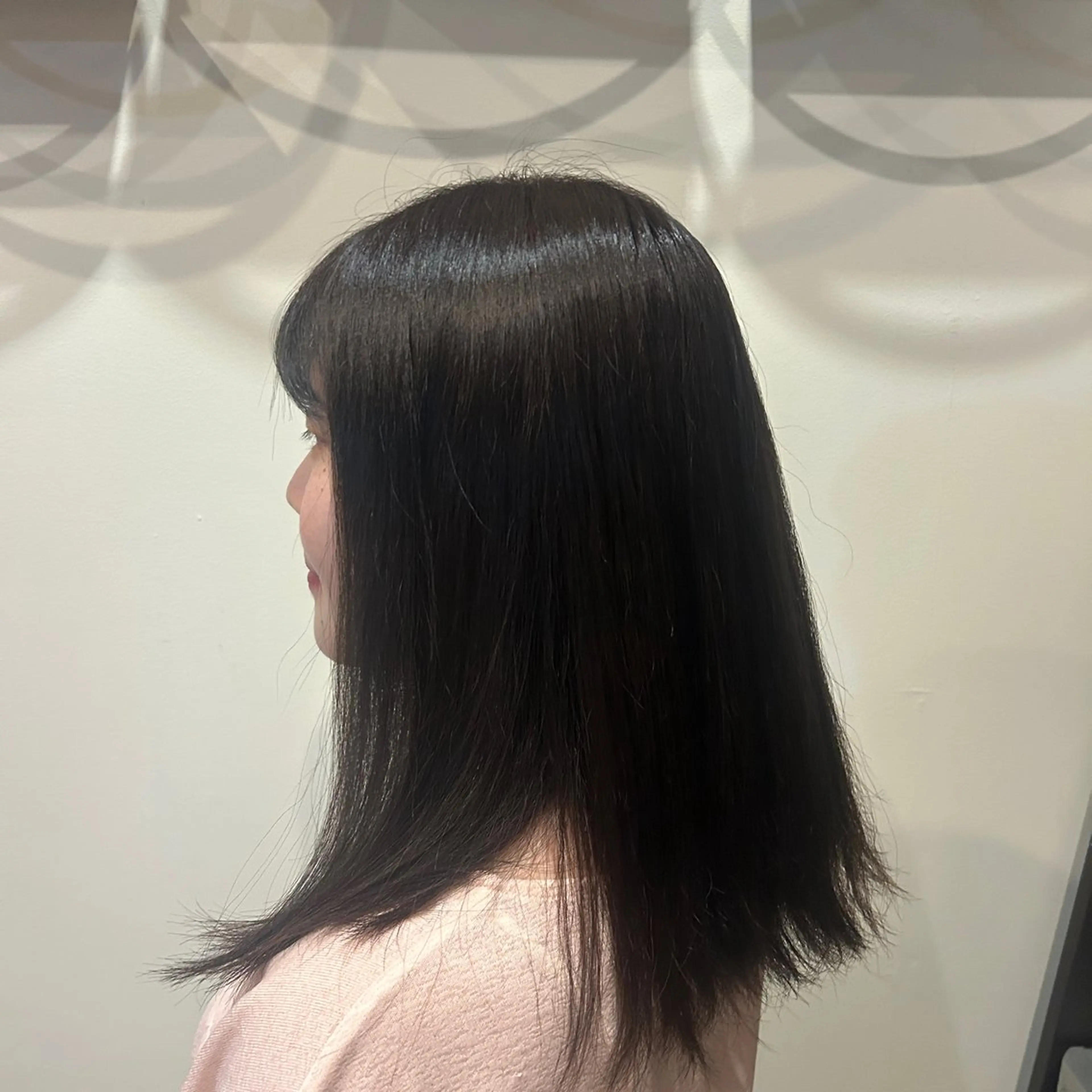 セミロング カラー ブラウンカラー ダークブラウン 岡本 妃麗のヘアスタイル