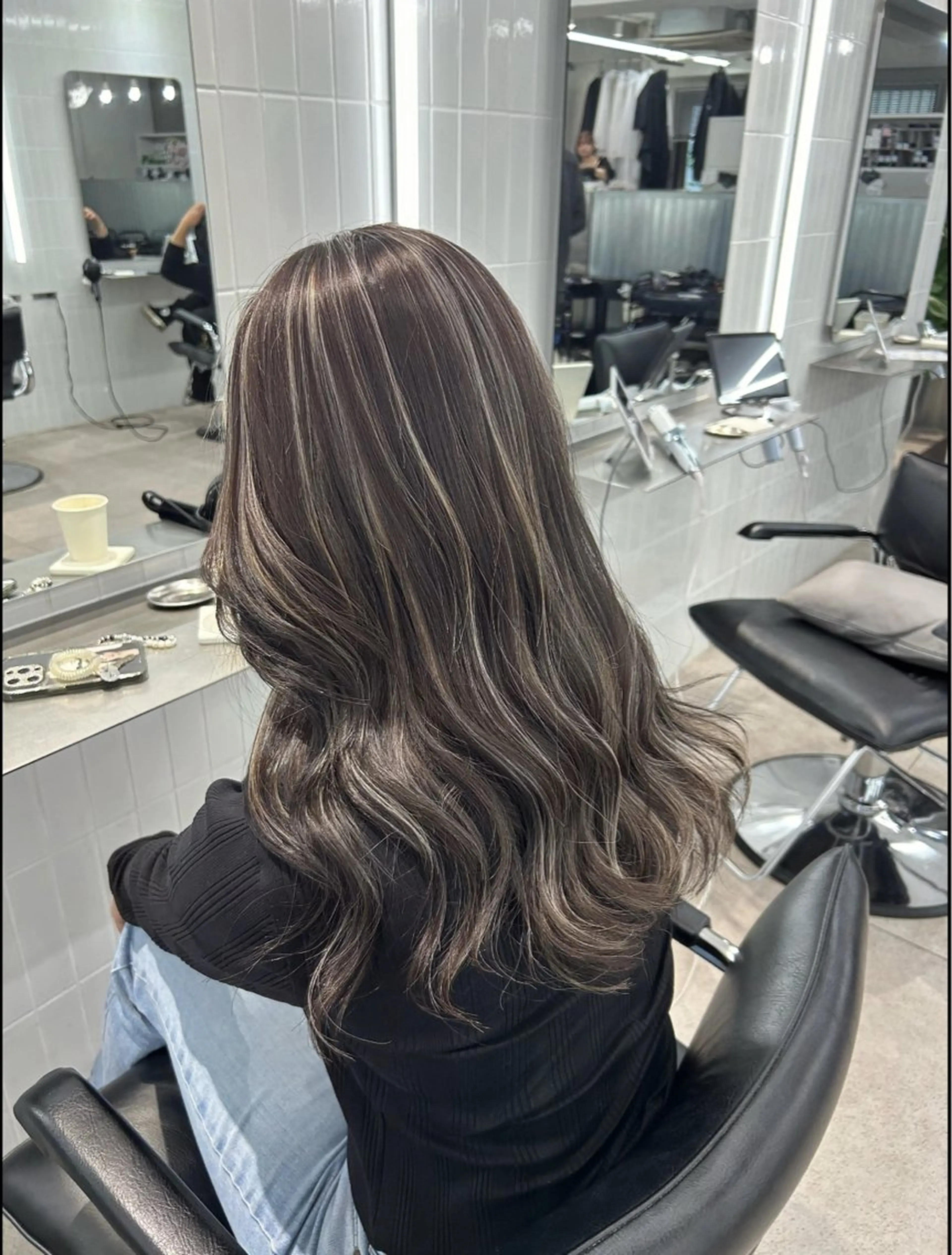 ロング ヘアカラー ミルクティーベージュ オリーブグレージュのヘアスタイル