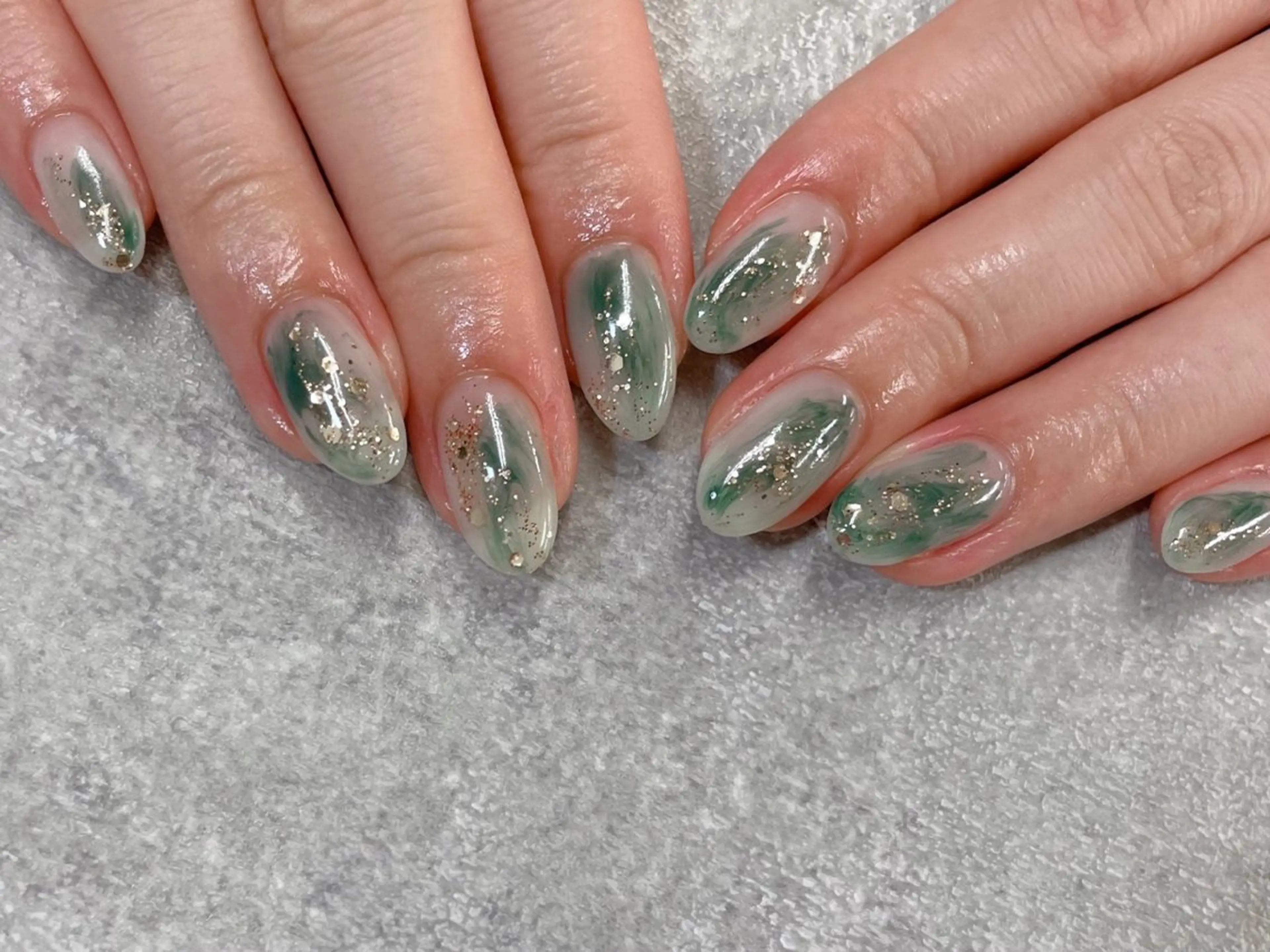 ネイル グリーン キラキラネイル ニュアンスネイル 冬ネイル クリスマス ハンドネイル foglia❁﻿. ⌇﻿imamuraのネイルデザイン