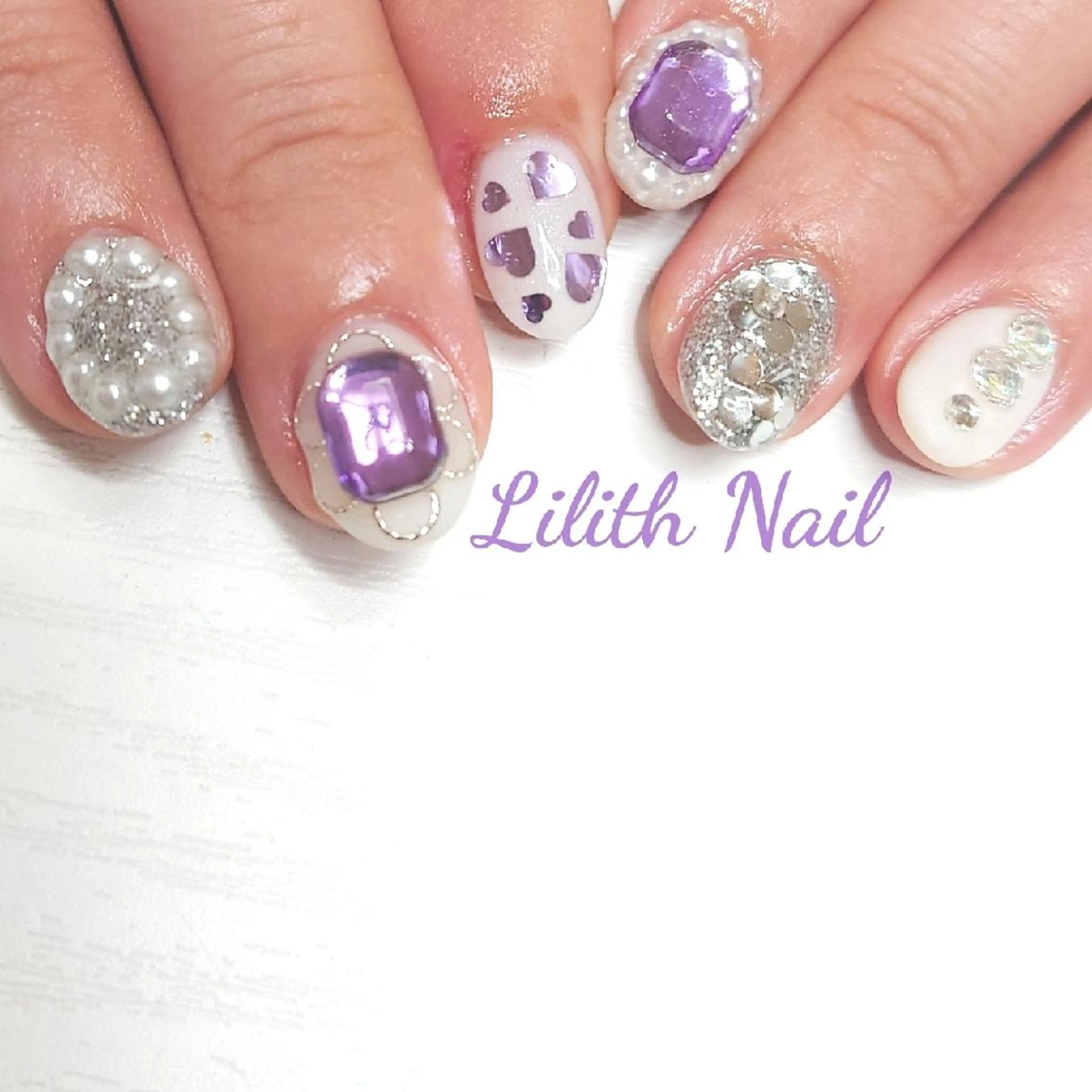ネイル キラキラネイル ストーンネイル Lilith Nailのネイルデザイン