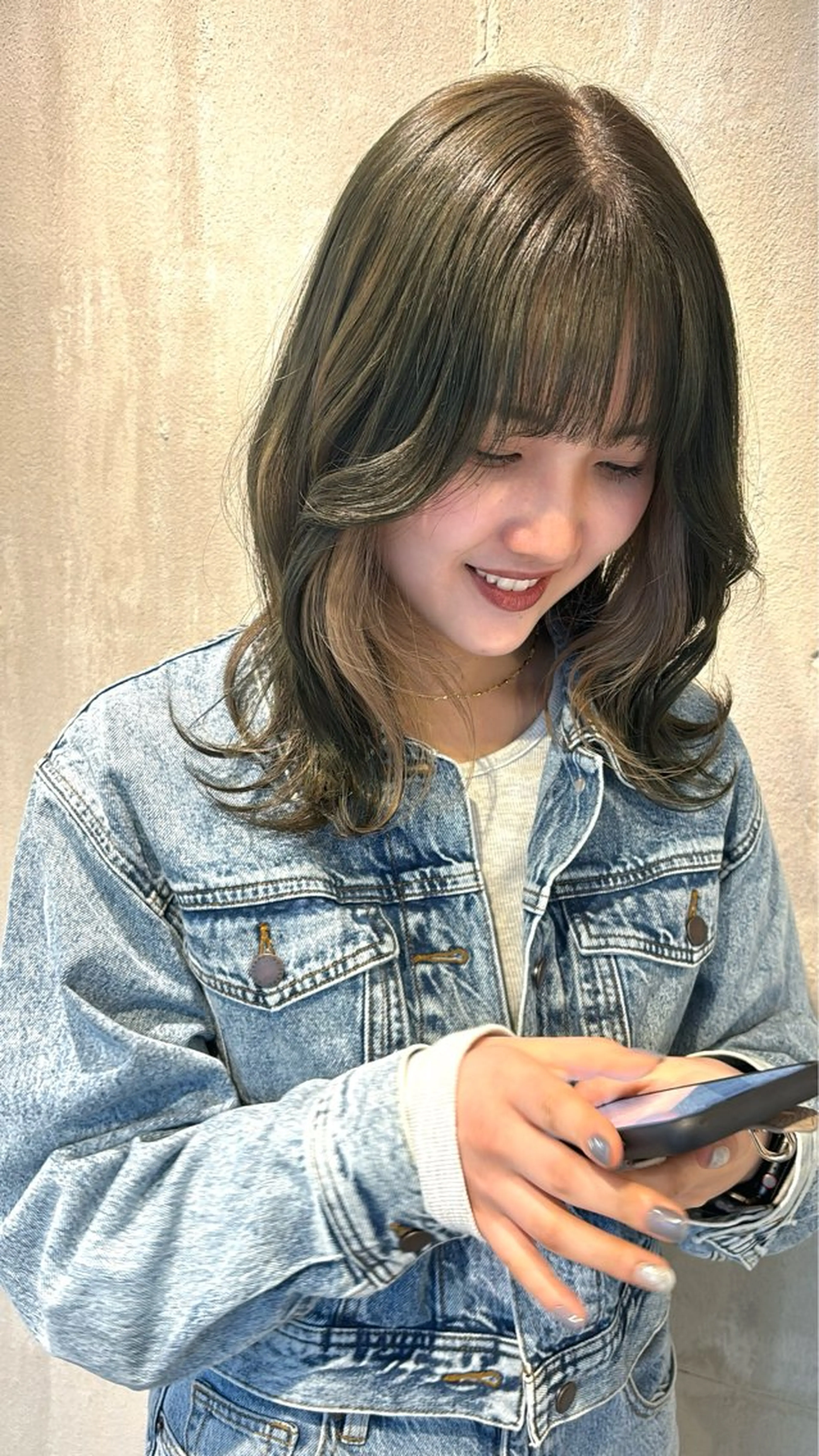 ミディアム カラー ベージュカラー オリーブカラー ホワイトベージュ 小木曽 里華のヘアスタイル