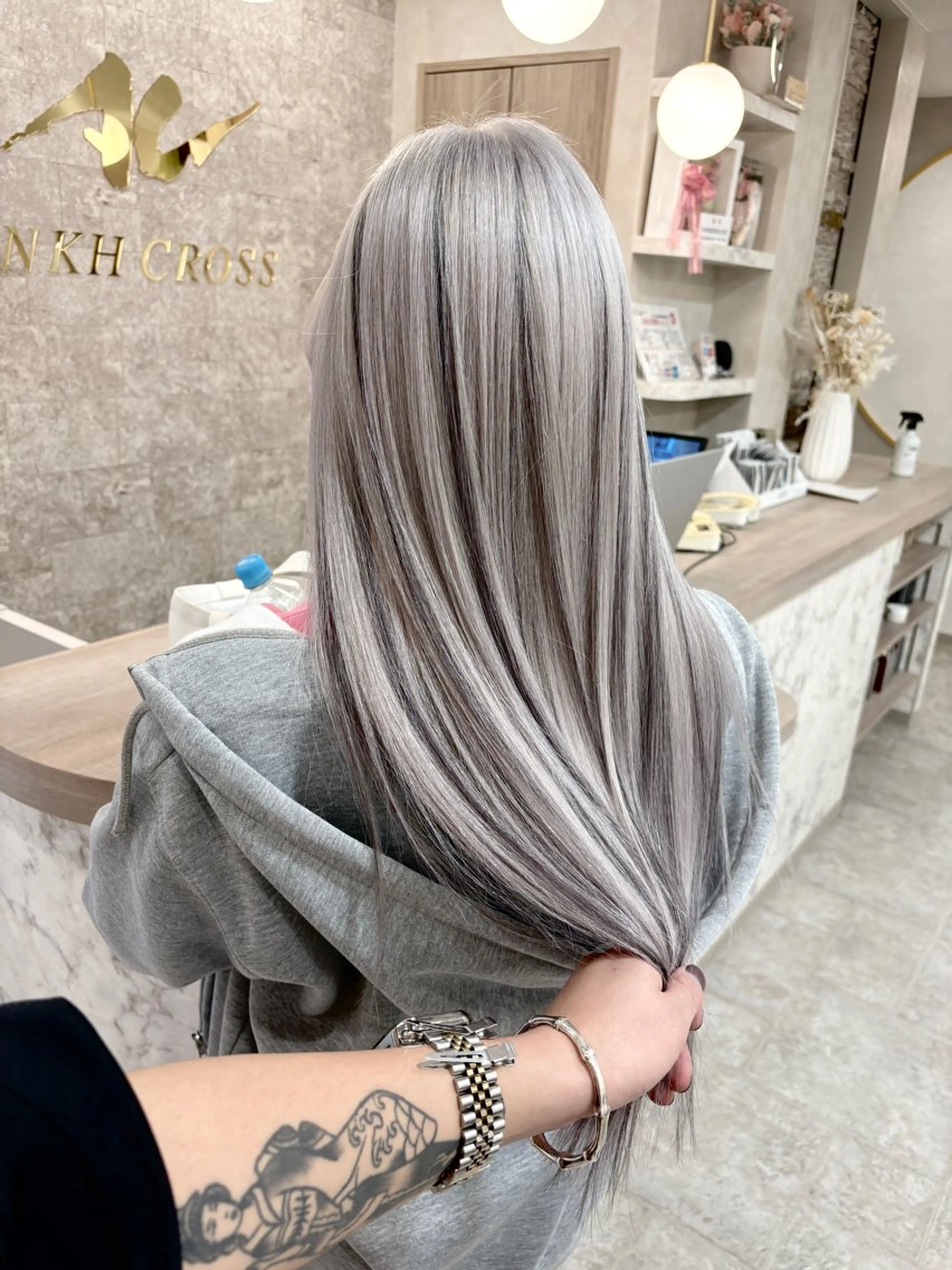 ロング カラー 黒髪 ブリーチ シルバー エクステ バレイヤージュ/ 小泉じょうのヘアスタイル